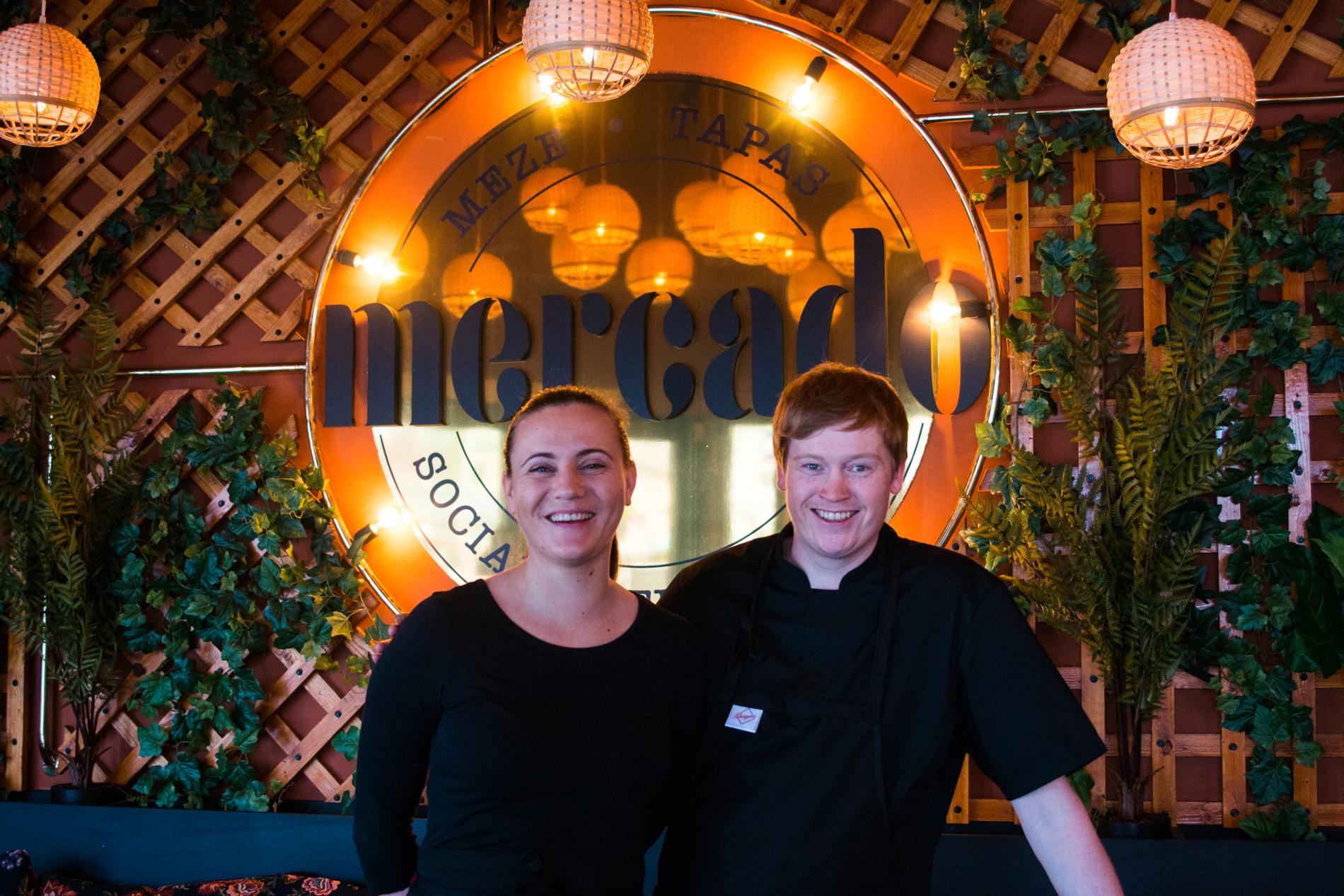 Ny åpning av tapas-restaurant: Selma Cakal, daglig leder i Mercado, (t.v.) sammen med Torbjørn Gudmundsson, kjøkkensjef (t.h.).