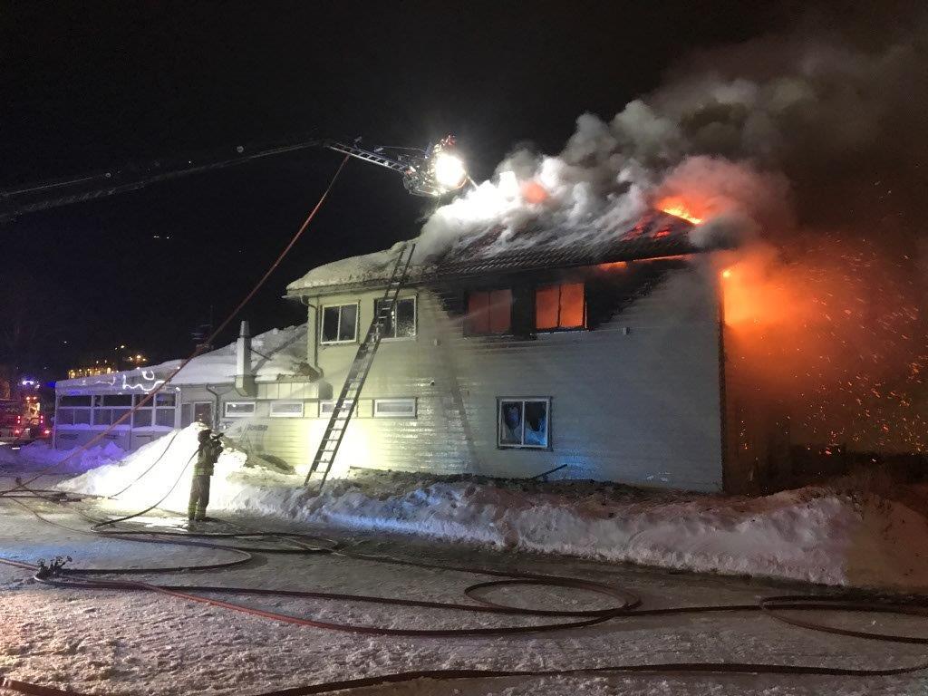 Over 50 personer ble evakuert etter at det startet å brenne i en bygning på Fagernes.