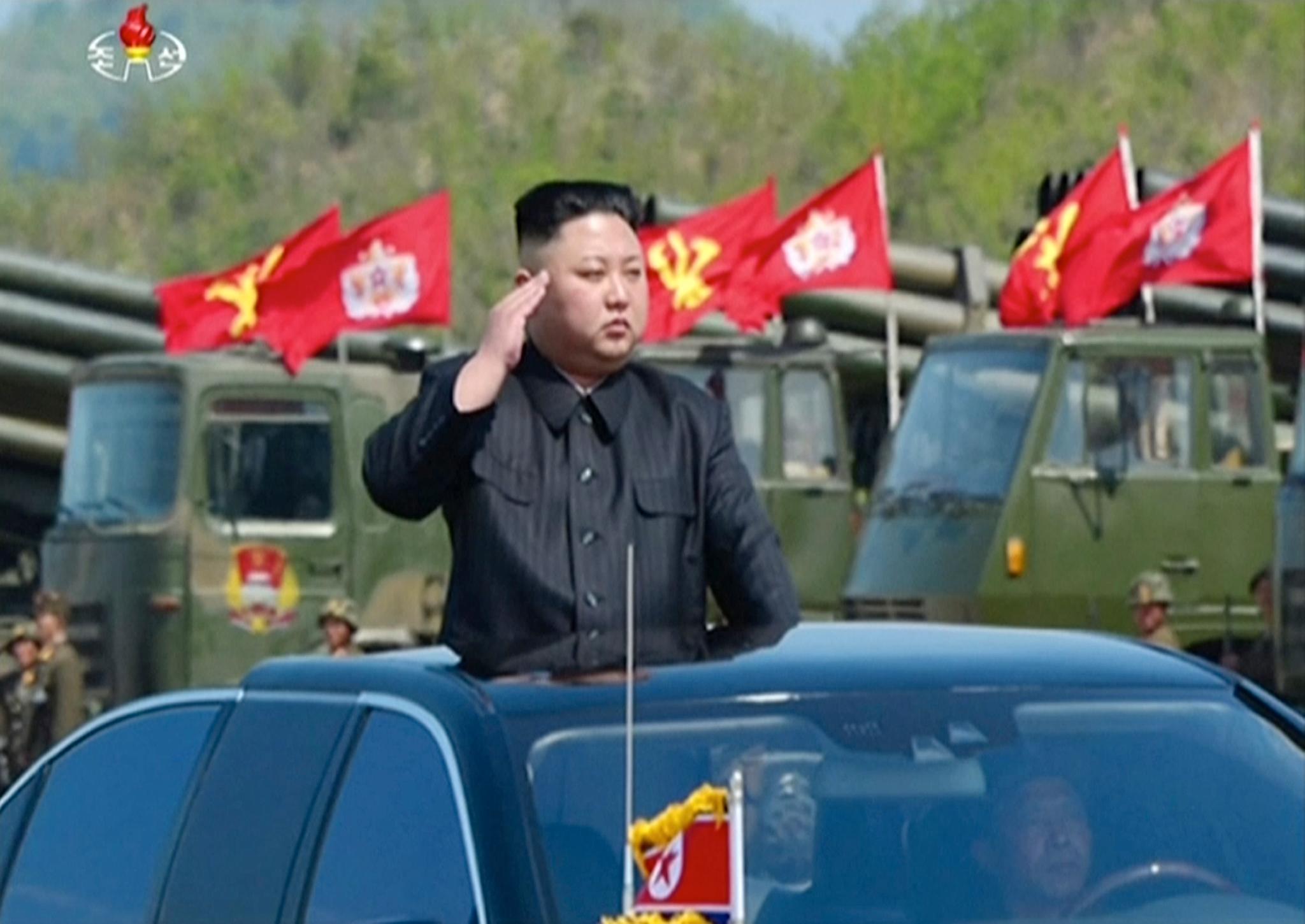 Nord-Koreas leder Kim Jong UN fotografert under en parade i Wonsan 26. april.