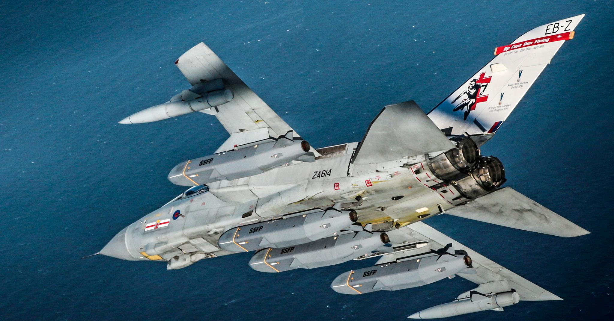 Dette bildet viser et britisk jagerfly utstyrt med fire Storm Shadow-missiler. Missilene skytes ut fra kampfly og følger deretter en lav bane over bakken mot målet. 