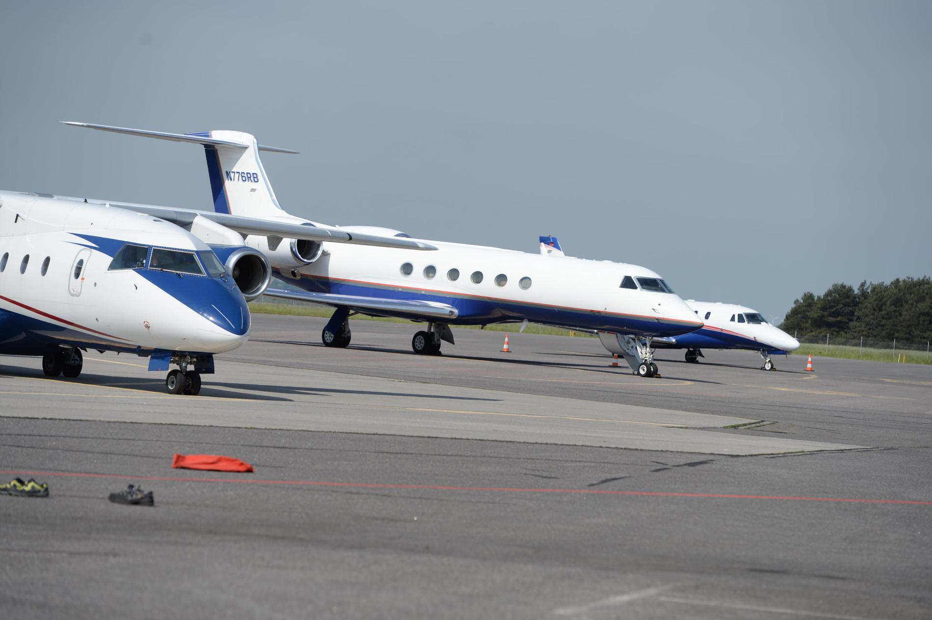 Justin Bieber ankom Sola med flyet i midten på bildet. Her er flyet fotografert i Aarhus mandag.