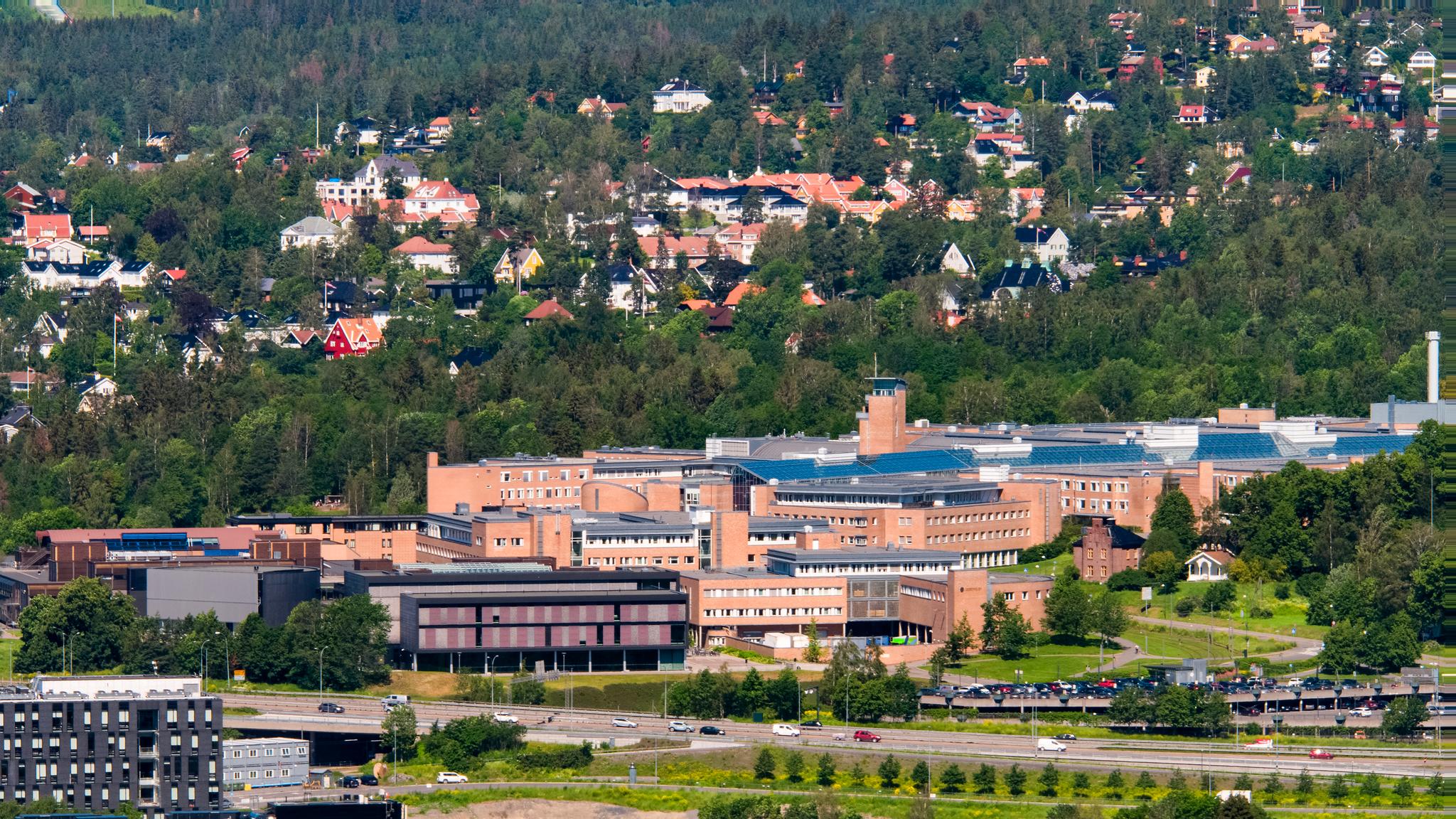 Mens Rune Slagstad etterspør ytterligere utredninger, venter byens, regionens og landets pasienter fortsatt på nye og tidsriktige sykehusbygg i Oslo, skriver Morten Meyer.