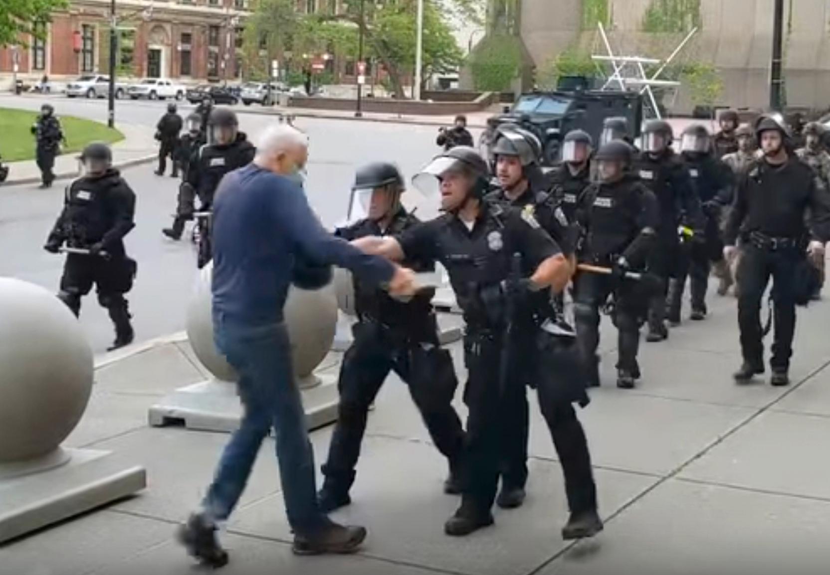 Et bilde fra videoen som viser hvordan 75 år gamle Martin Gugino ble dyttet av politiet i Buffalo i delstaten New York. 