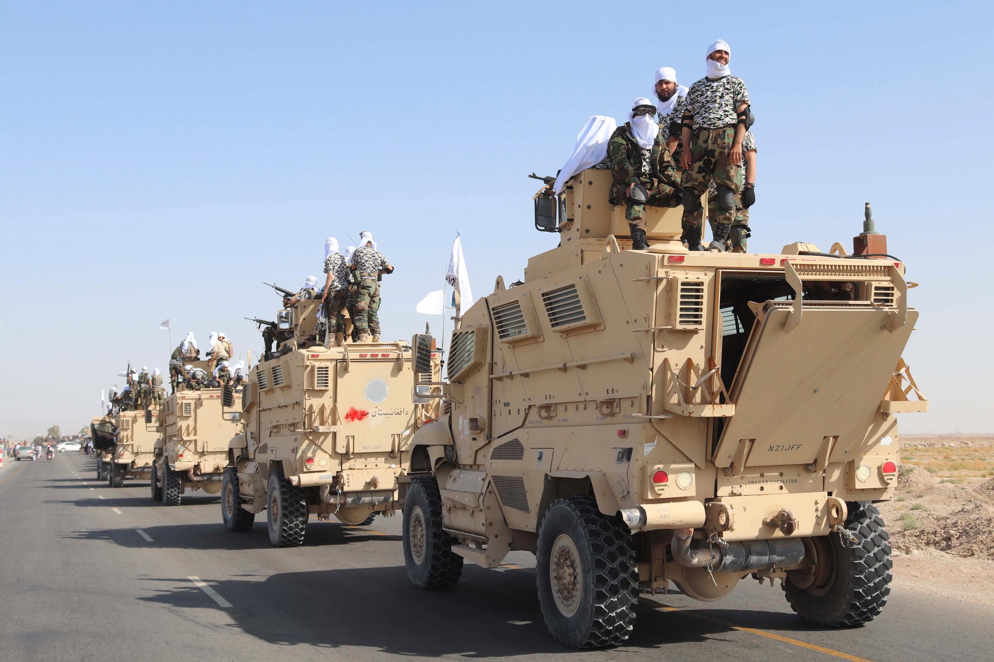 Taliban-krigere i Kandahar gjennomfører en seiersparade 1. september. Her kjører de amerikanskproduserte og vestligfinansierte Maxxpro-kjøretøyer, som koster mellom fem og ti millioner kroner pr. enhet. 