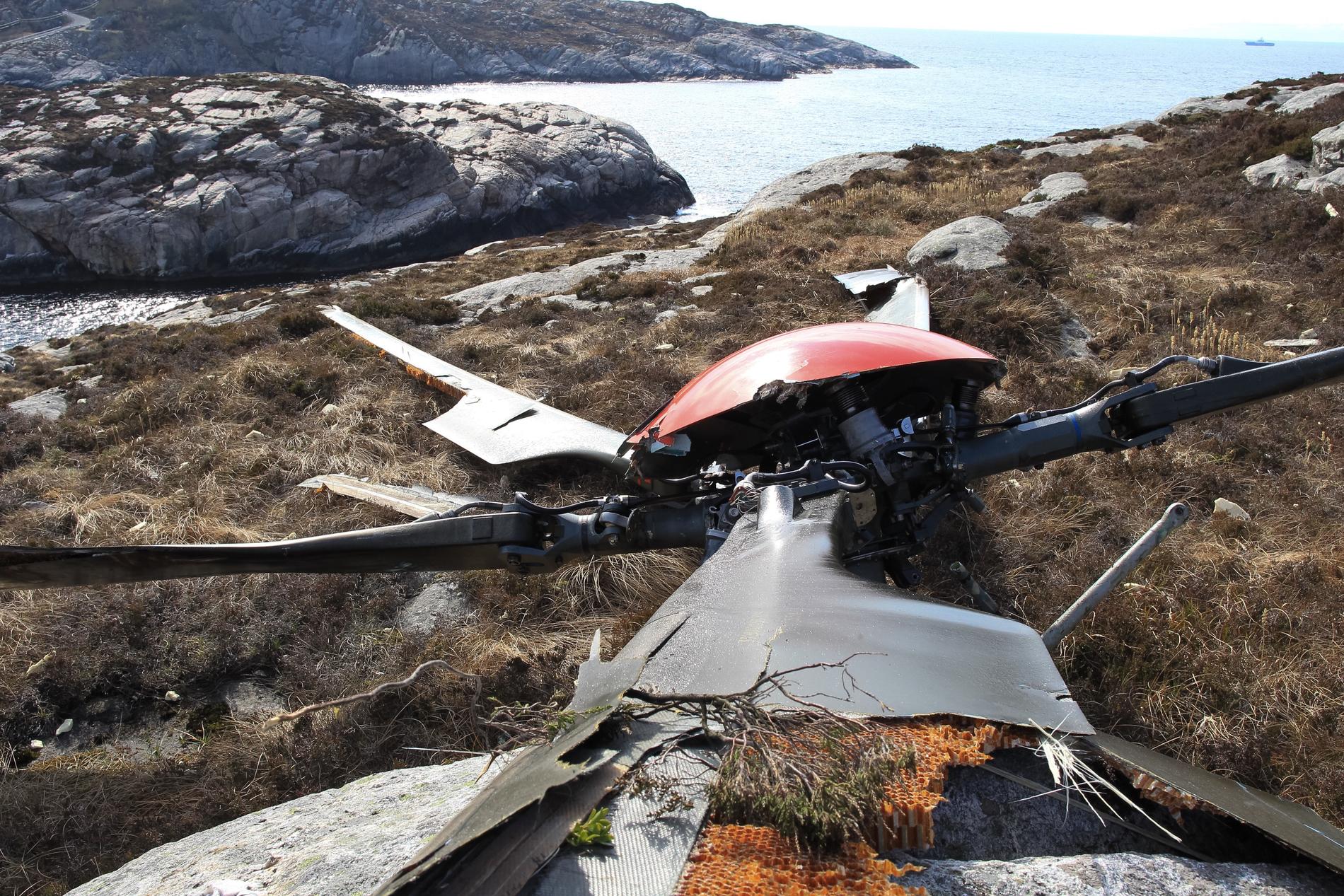 FALT AV: Helikopteret styrtet etter at rotorhodet falt av. Rotoren ble funnet på land, mens helikopteret først traff en holme og deretter falt i sjøen noen hundre meter unna. ARKIVFOTO: RUNE NIELSEN