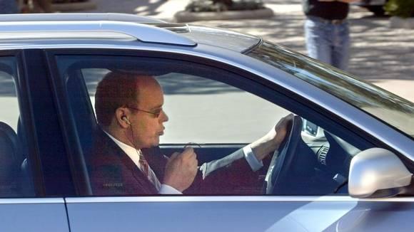  SÅNN JA: Prins Albert av Monaco har skjønt det: Skal du snakke i mobilen mens du kjører, bør du bruke handsfree.