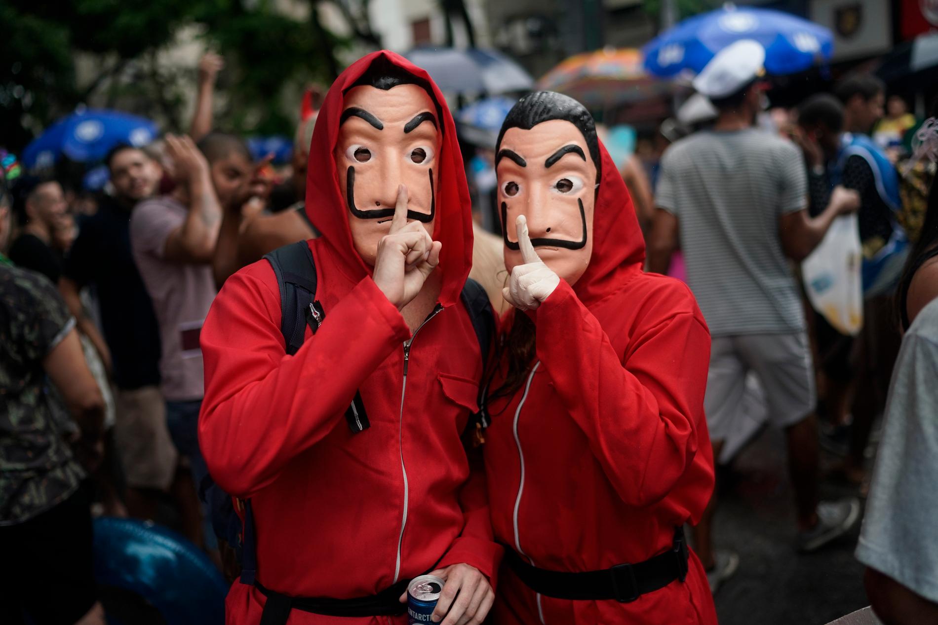 Å kle seg ut som en bankraner fra serien «La Casa de Papel», er blitt en trend. Du trenger bare en rød kjeledress og en Dali-maske. Her i Rio De Janeiro. 