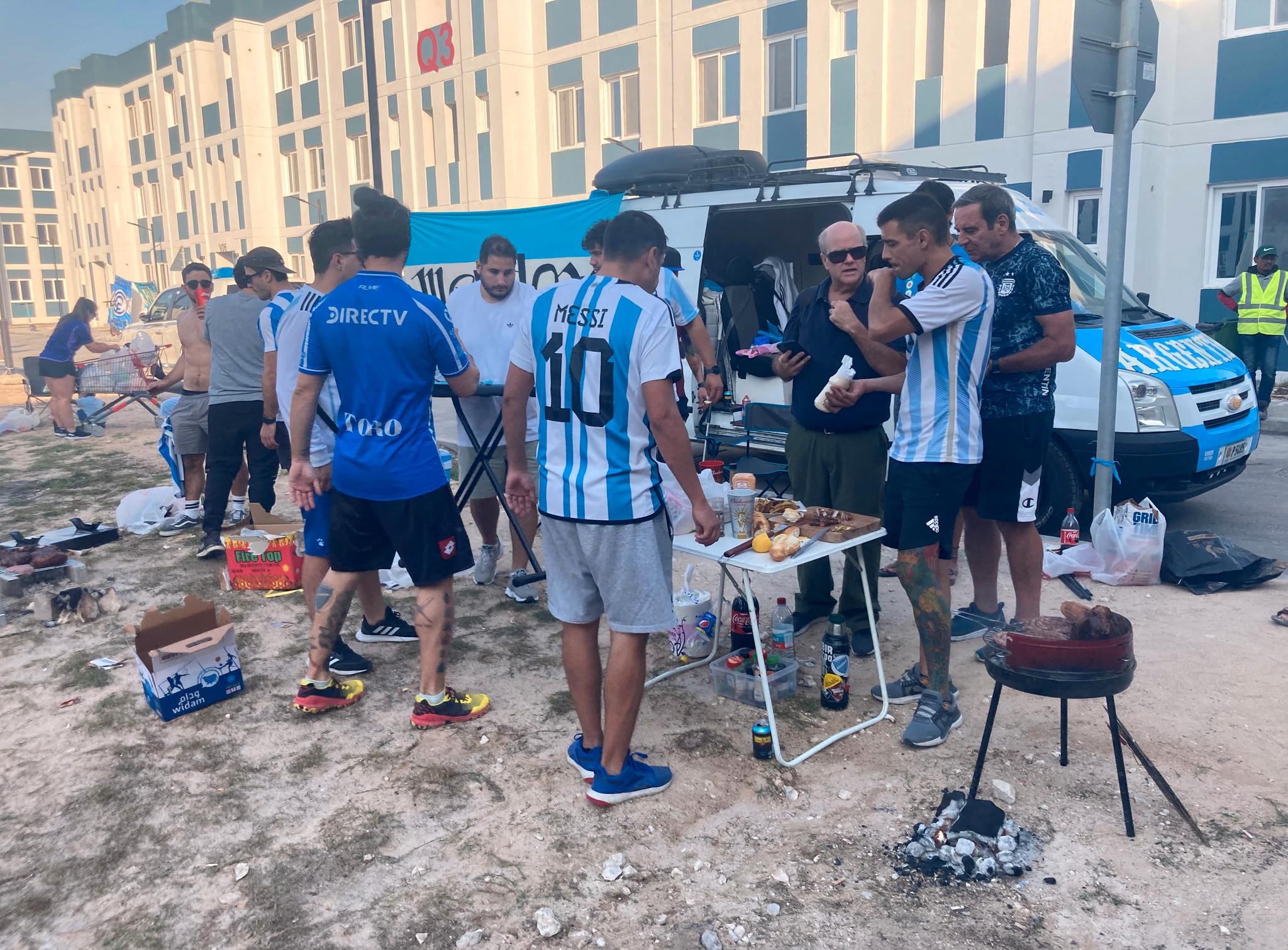 INGEN LUKSUS: Argentina-fansen har satt opp griller utenfor leilighetskomplekset de bor i Barwa Barahat Al Janoub i Qatar. 
