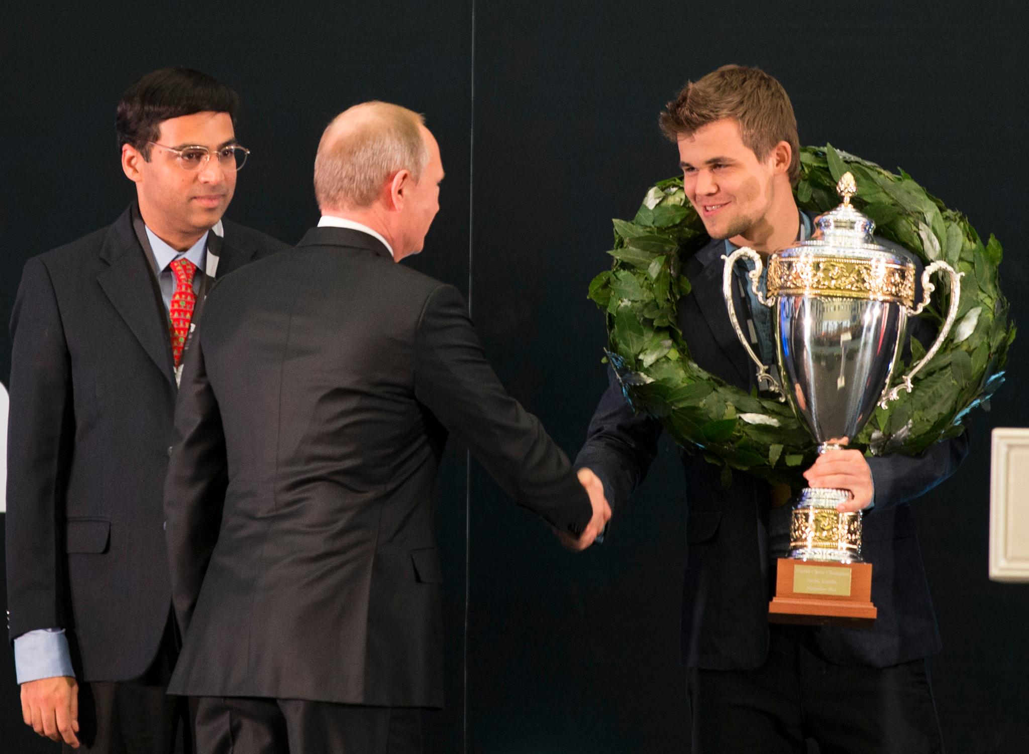 Carlsen gratuleres av den russiske presidenten Vladimir Putin etter å ha vunnet VM i Sotsji.