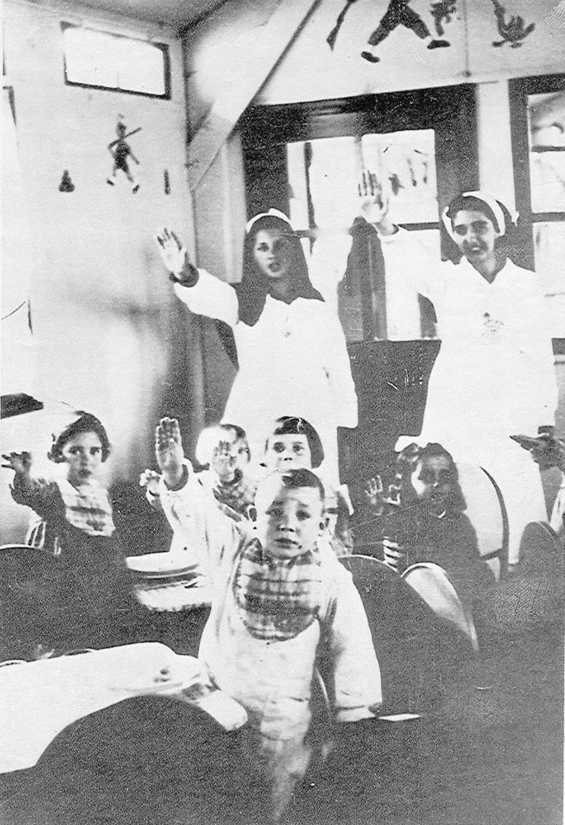 Barnehjemsbarn fra Auxilio Social – Sosialhjelpen – hever armene i en fascistisk hilsen på begynnelsen av 1940-tallet. – AuxilioSocial-barnehjemmene var konsentrasjonsleire for barn med jernhard disiplin, fascistisk doktrine og katolske ritualer, sier historikeren Ricard Vinyes. 