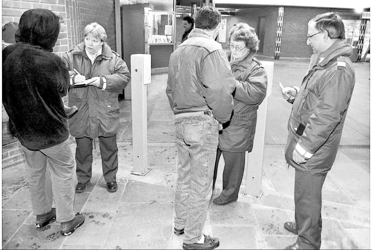 1988: Billettkontroll på Tøyen stasjon. Her blir en tatt for å snike seg inn på T-banen. Trykk til høyre i bildekarusellen for flere bilder!