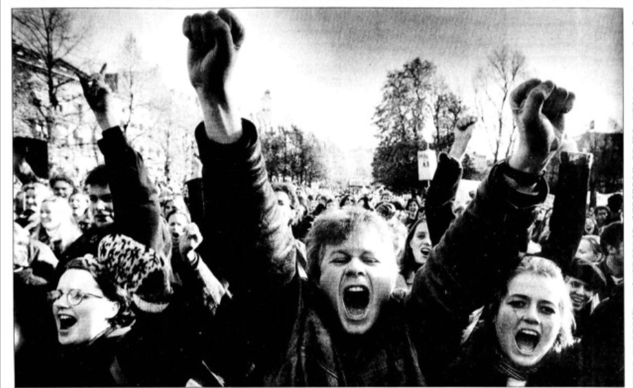 Nesten 15.000 studenter protesterte mot endringer i studiestøtten foran Stortinget høsten 1993. Med seg hadde de en brostein fra Bergen. Enten skulle den tas imot av stortingspresidenten, eller så skulle den kastes mot bygningen.