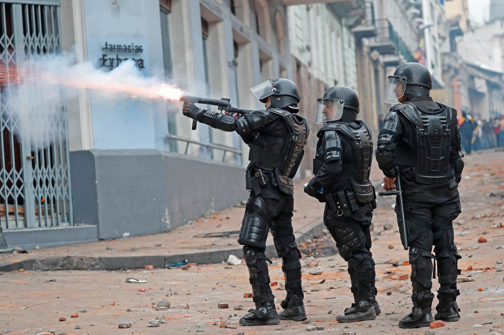 Politiet brukte tåregass mot demonstranter nær regjeringskvarteret i gamlebyen i Quito. 