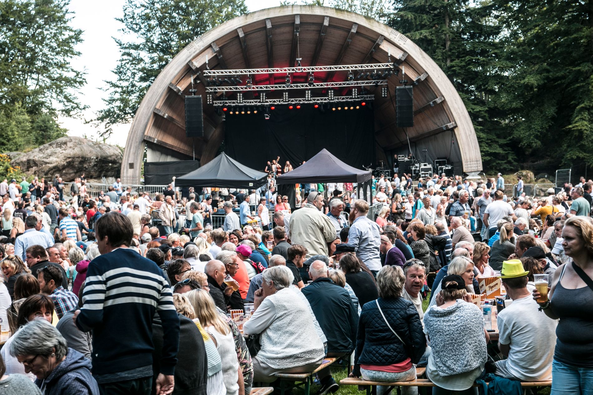  Historiens første Ravnedalen Live i 2016 ble en suksess, og samlet 4000 gjester. Både i fjor og i år kunne gjestene nyte eget festivaløl.