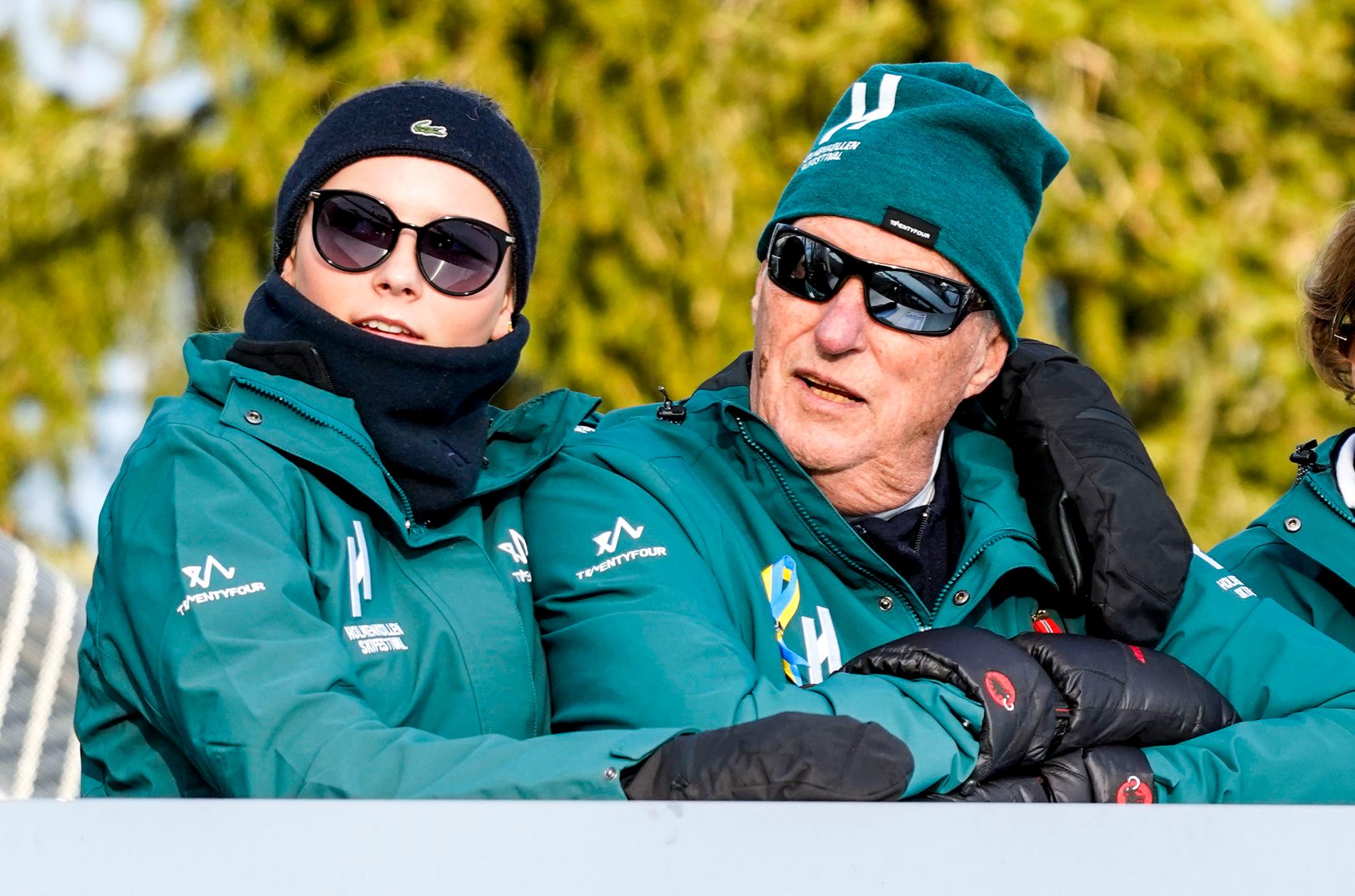 Kong Harald sammen med barnebarnet prinsesse Ingrid Alexandra under hopp for menn under Holmenkollen skifestival i mars i fjor. 