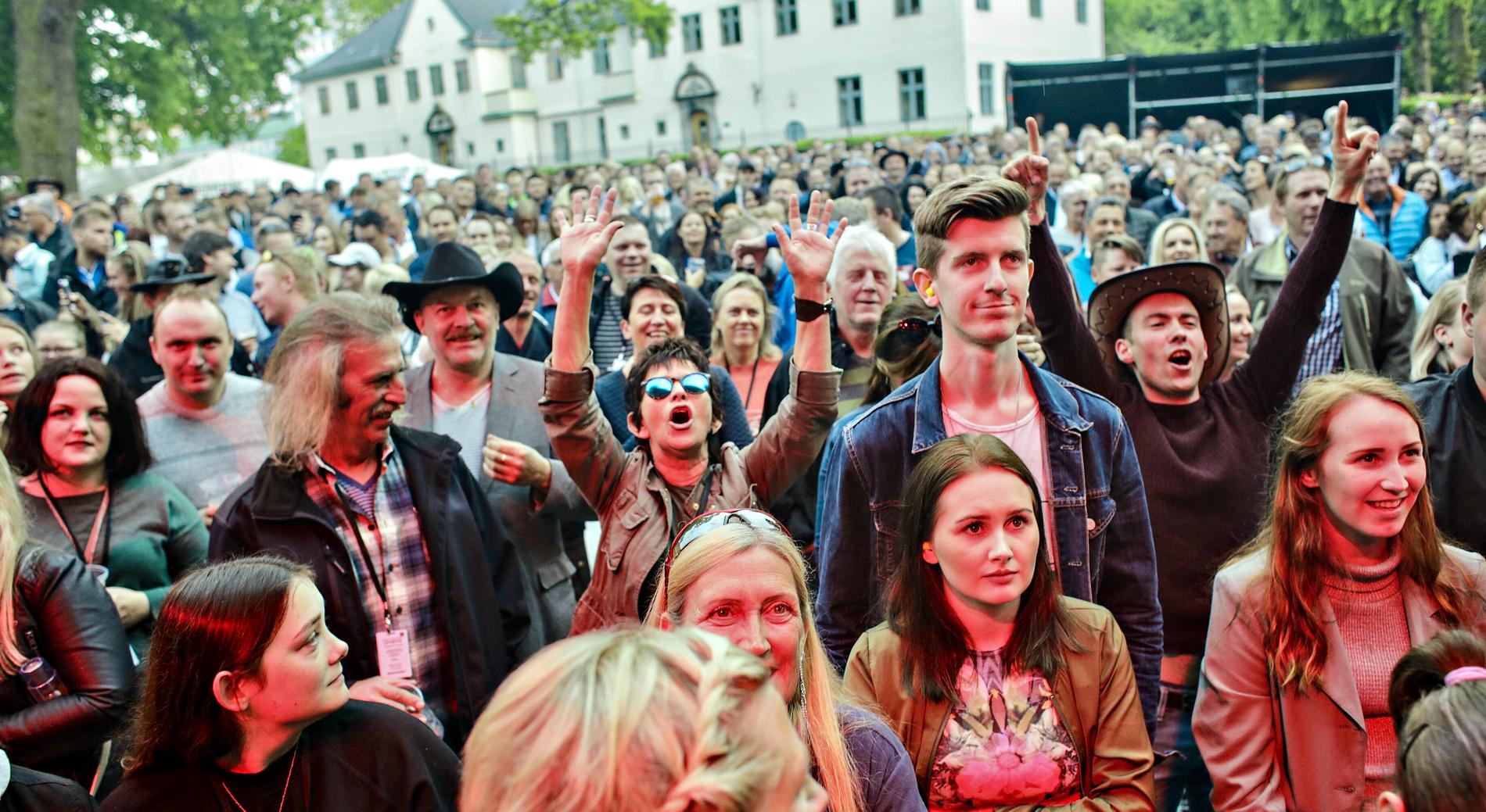 VILL VEST: 1500 publikummere fant veien til Bergenhus for å høre Lothepus lørdag.