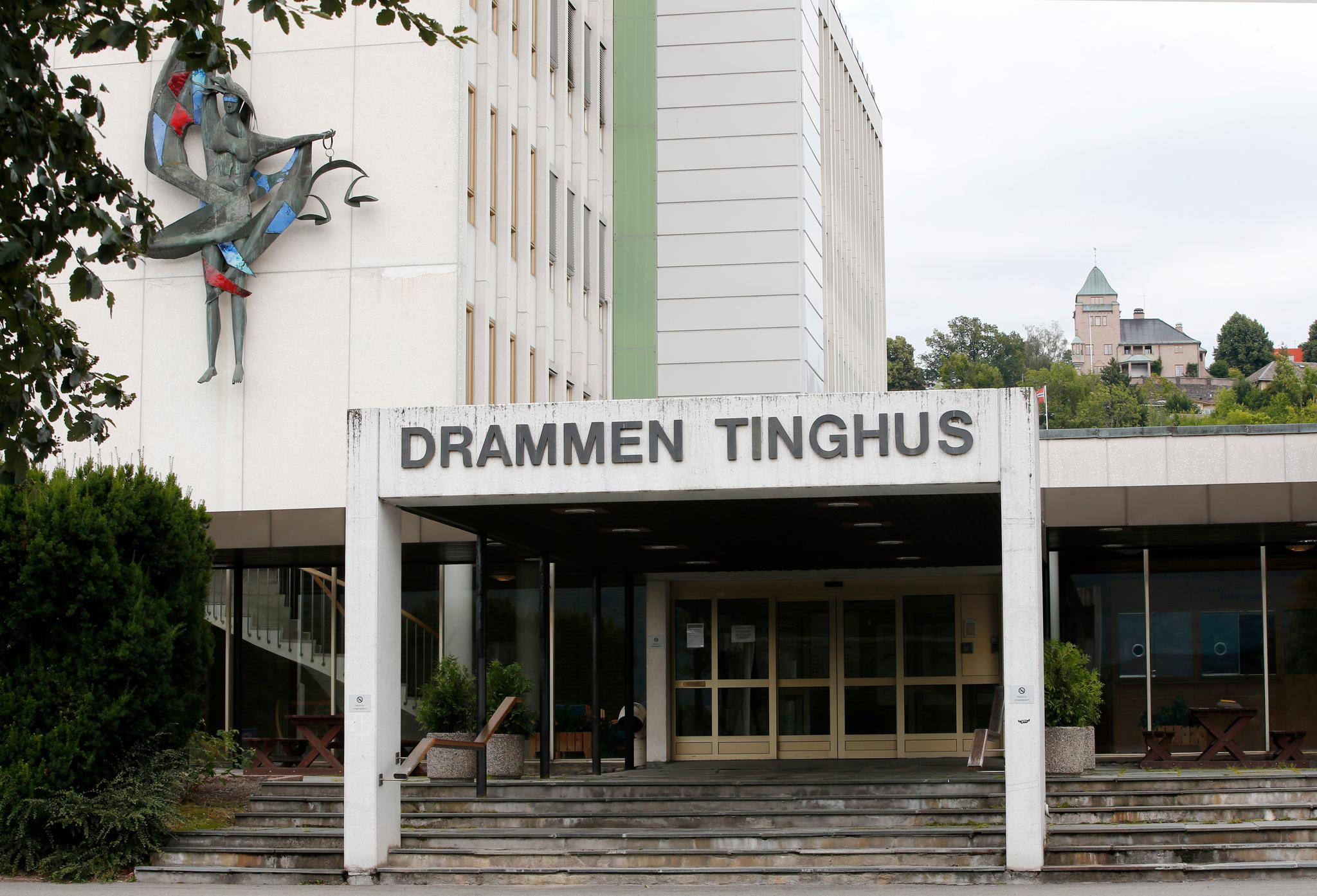 En mann er i Drammen tingrett dømt til tvungent psykisk helsevern for drapet på moren sin.