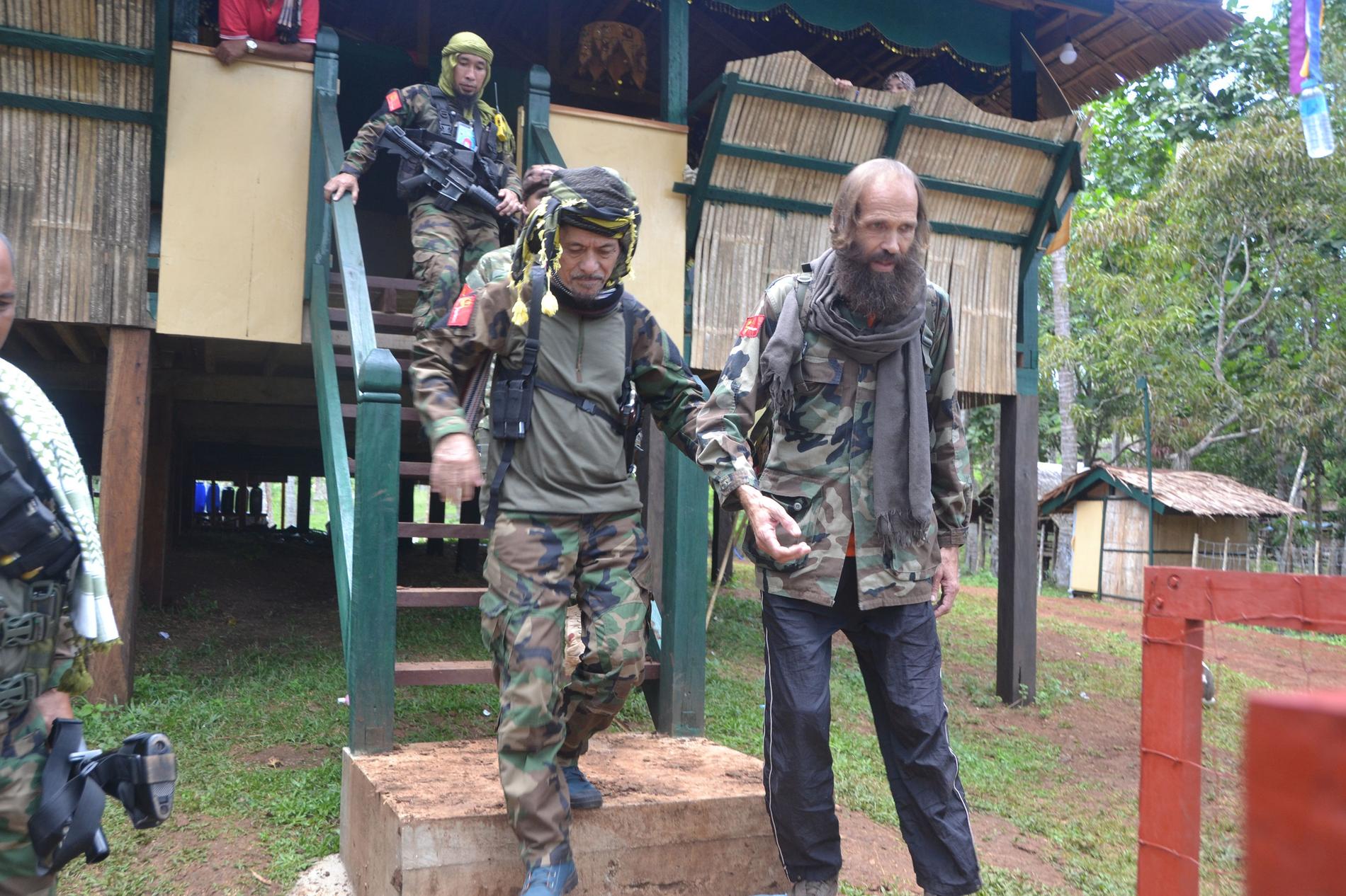 Sekkingstad sammen med lederen for separatistgruppen Moro-folkets nasjonale frigjøringsfront, Nur Misuari.