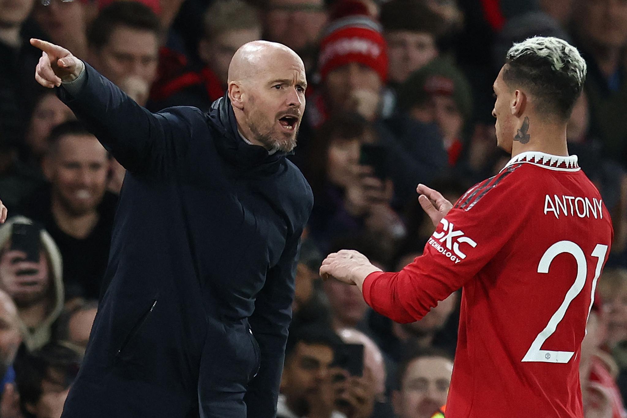 FÅR KRITIKK: Manchester United-manager Erik ten Hag har ikke imponert Dwight Yorke. Her var ten Hag i prat med Antony under kampen mot Sevilla midt i april.  