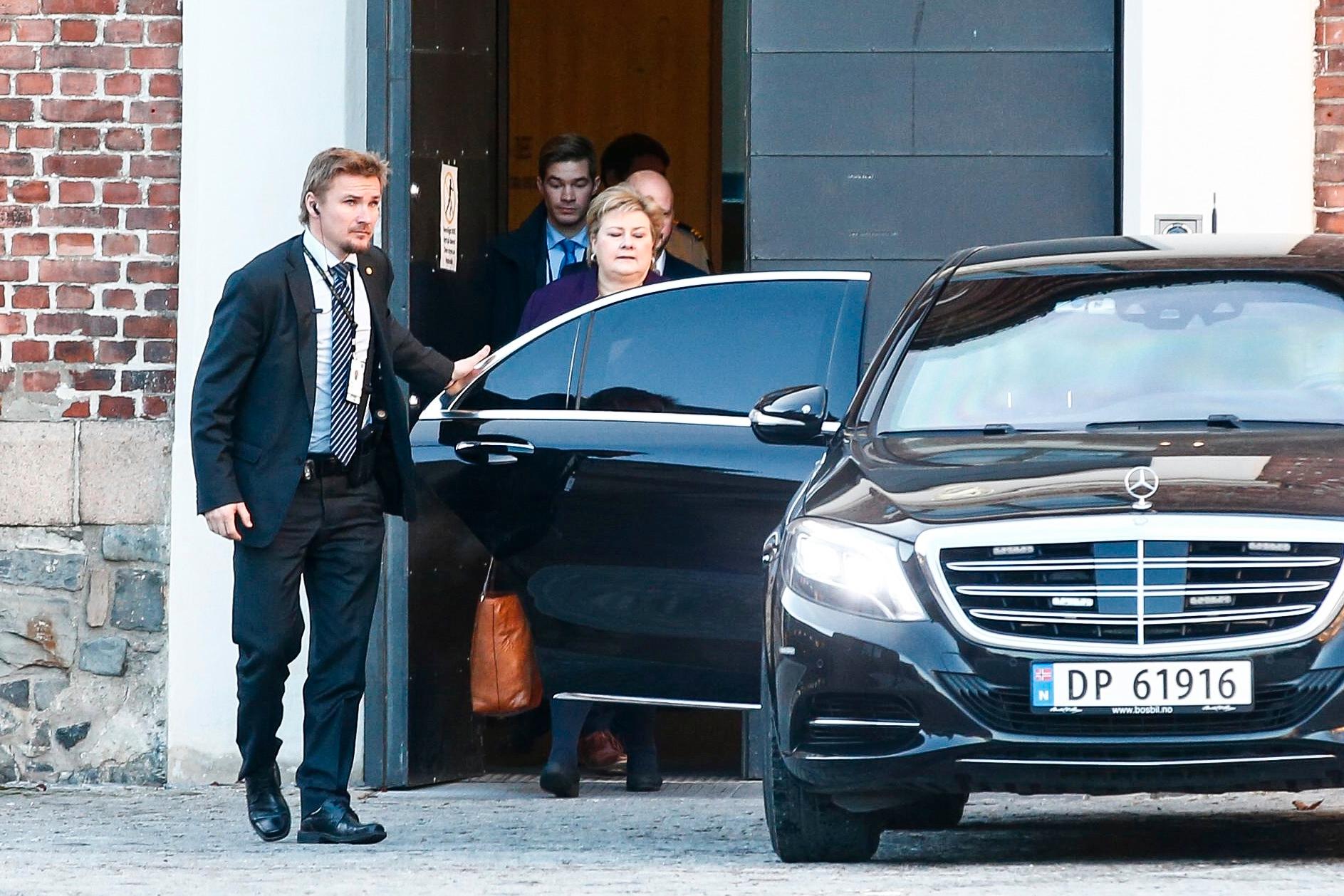 Erna Solberg på vei ut av møtet på Statsministerens kontor fredag morgen. Der ble Regjeringens siste skisse til avtale om statsbudsjettet lagt frem for Venstre og KrF.