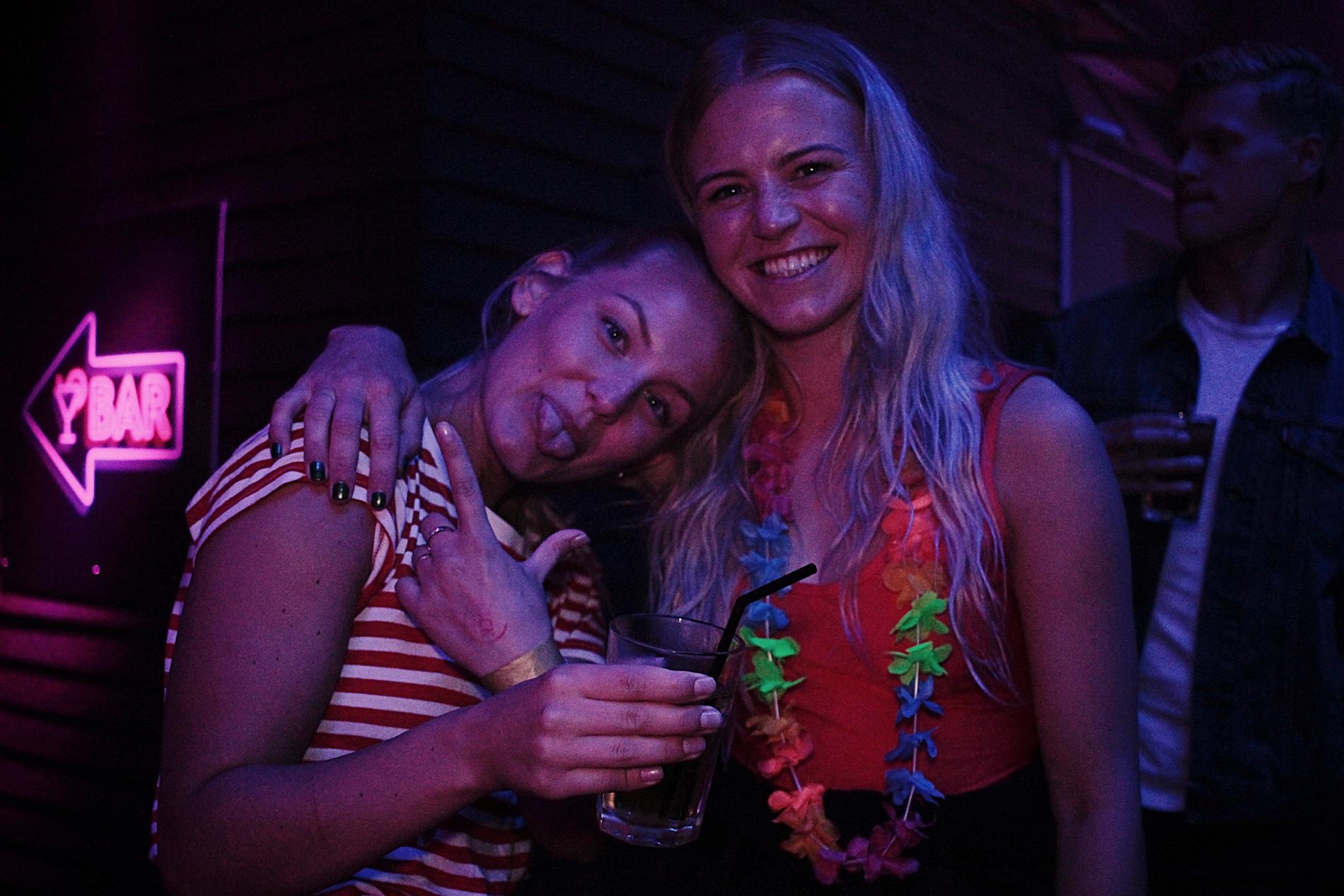 Kristine Gustavsen (t.v.) og venninnen Martine Skår fra Karmøy liker seg best på Sørlandet når det er duket for fest og moro.