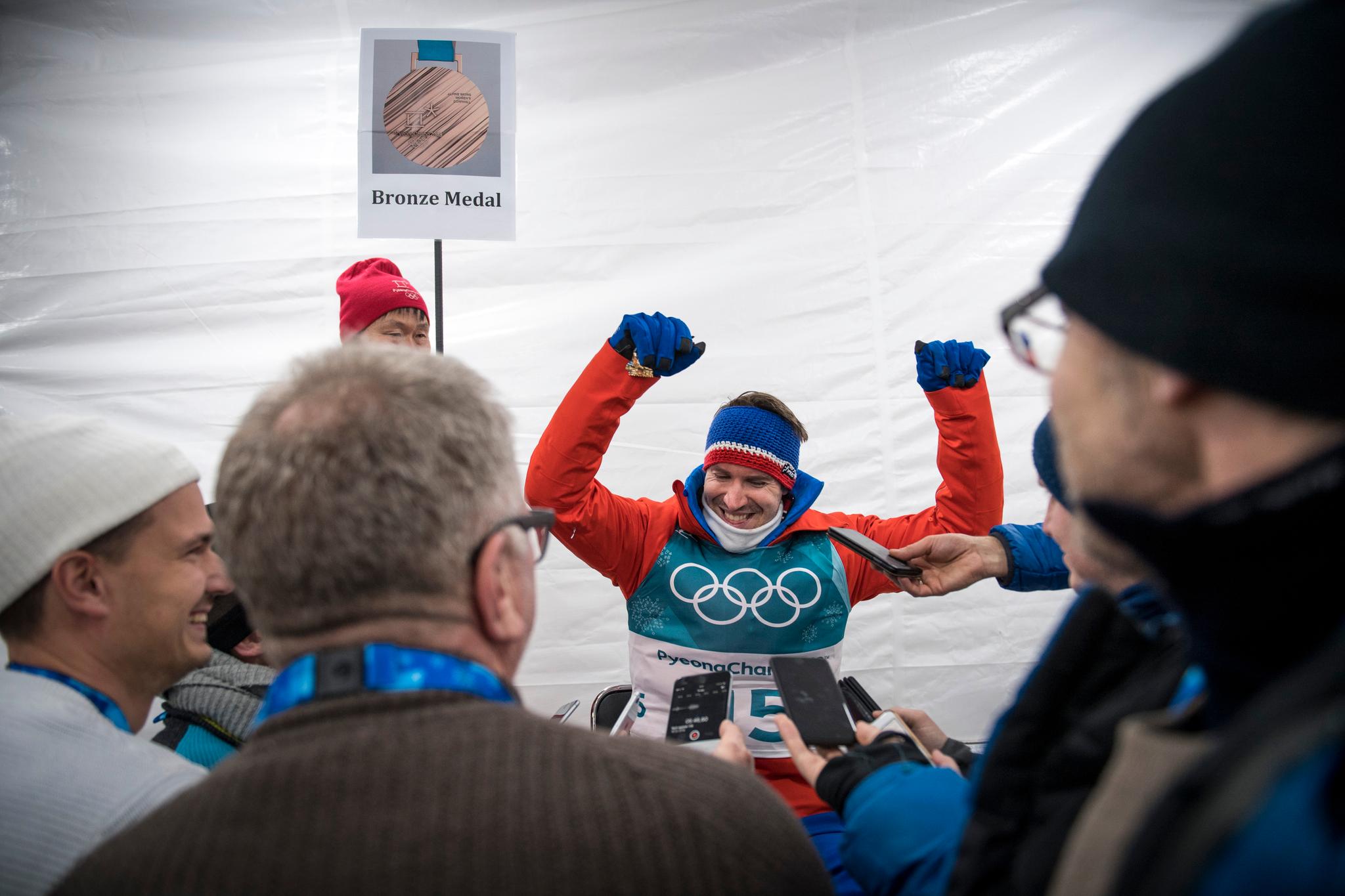 Emil Hegle Svendsen tillater seg en aldri så liten jubelscene da han får høre at hans bronse gjør at Norge tangerer rekord-OL på Lillehammer i antall medaljer. 