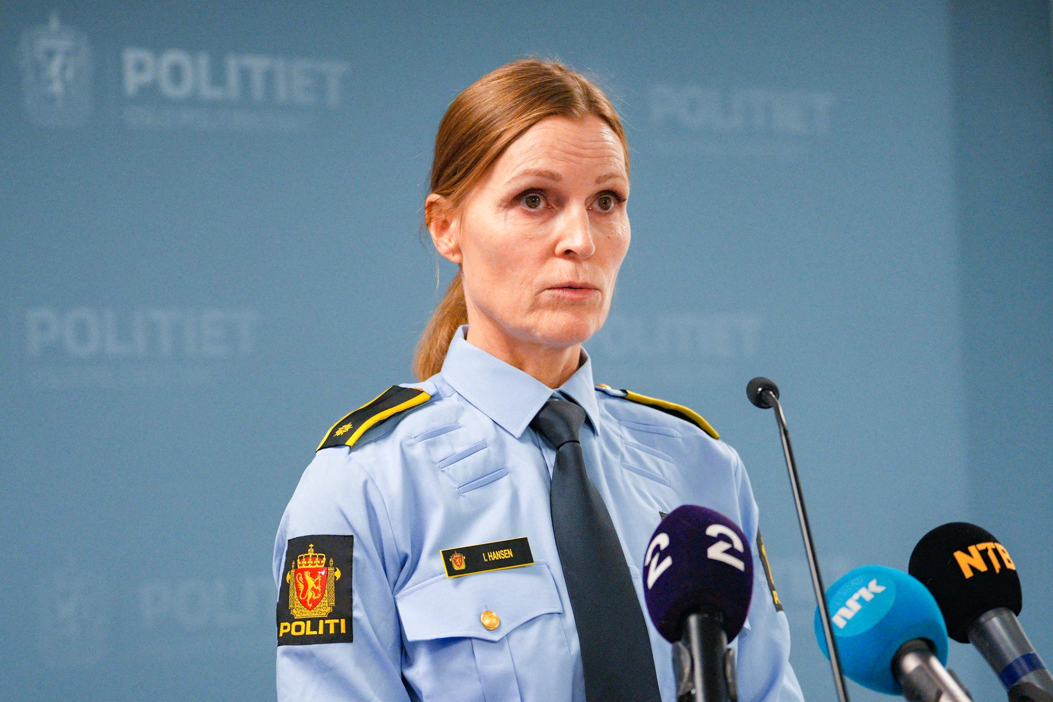 Leder for drapsseksjonen i Oslo-politiet, Ingebjørg Hansen, under en pressebriefing på politihuset søndag ettermiddag. To menn er pågrepet siktet for drap og medvirkning til drap. 