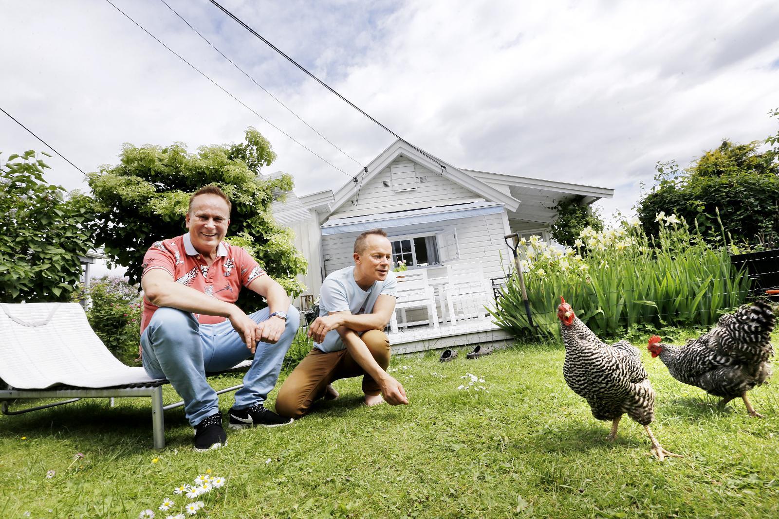HØNER I HAGEN: I løpet av sine åtte år som kolonister har Tom Ovlien og Arne-Harald Hanssen skapt en hageidyll med blomsterprakt, tre høner og en liten dam med karper.