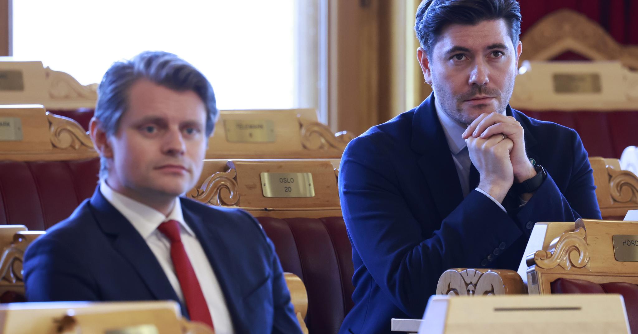 Venstres Grunde Almeland (til høyre) fikk skryt for jobben som saksordfører for sakene om habilitet. Til venstre sitter leder Peter C. Frølich i Stortingets kontroll- og konstitusjonskomité.