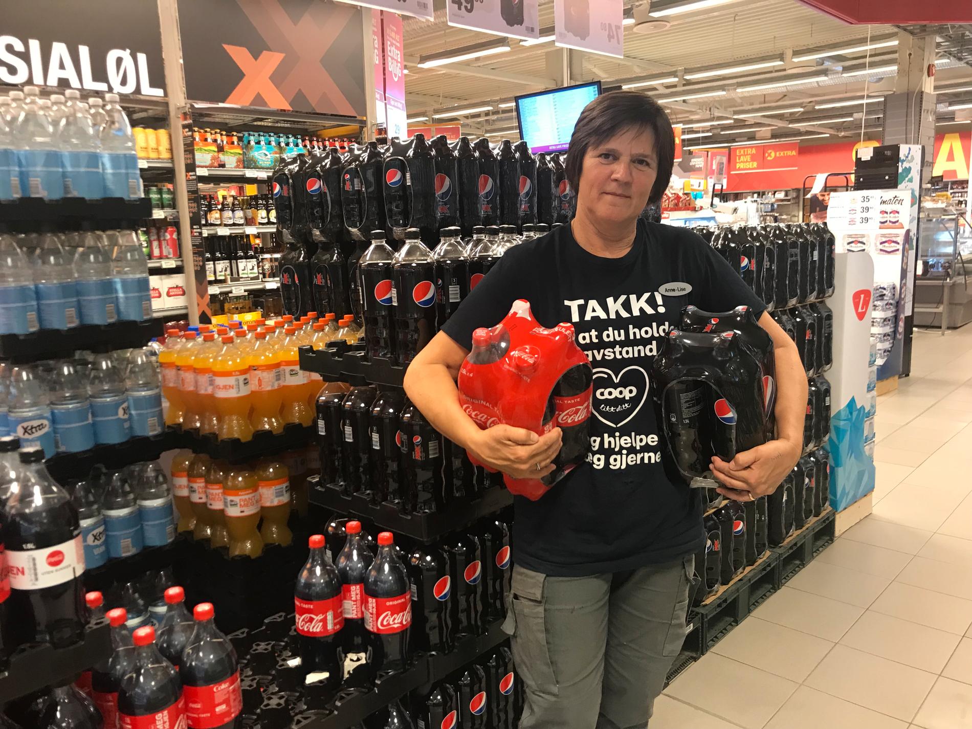 Butikksjef Anne Lise Sherling på Coop Extra på Judaberg seier det er utfordrande å få inn nok Cola. 