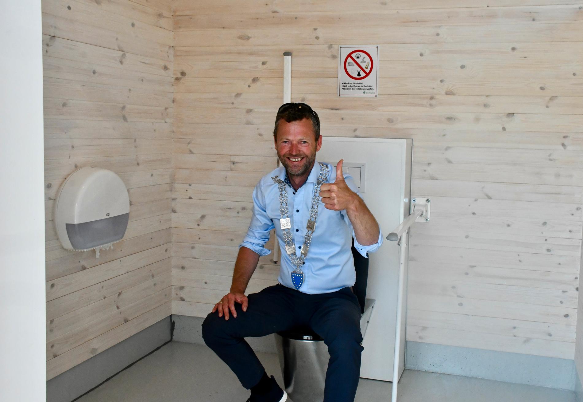 Ordfører Jarle Bø (Sp) tok seg av åpningen av toalettet på Sandestranden. 