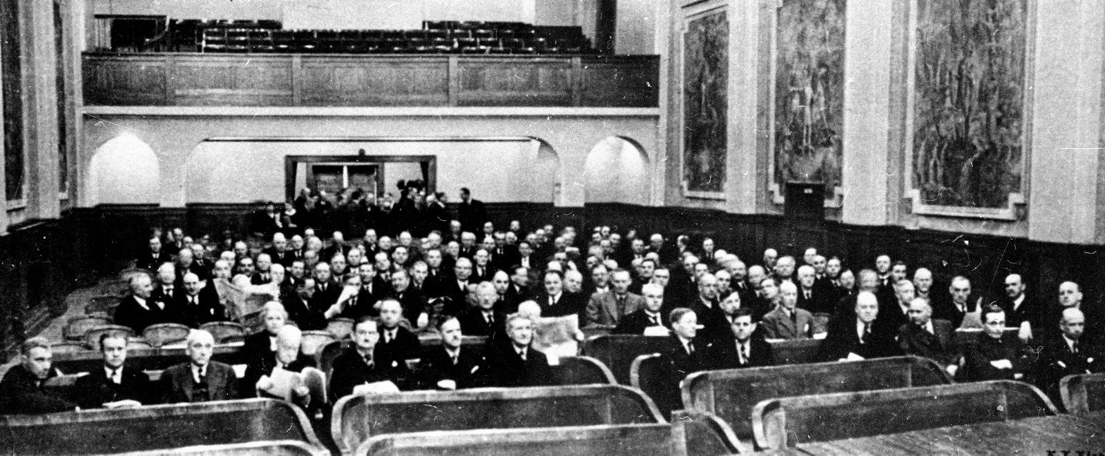 Stortinget samlet seg til møte på Hamar 9. april.