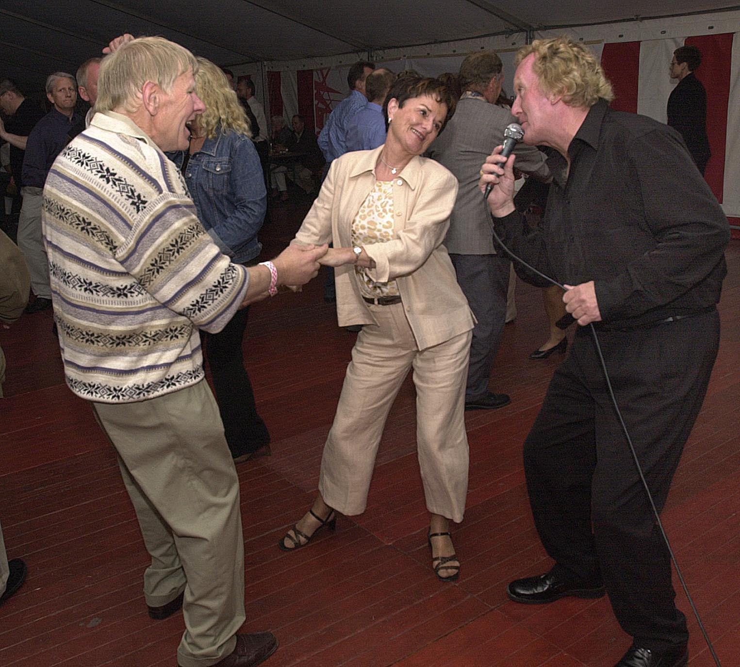 Dansegalla på «Ruten» i Sandnes i juni 2003. Kirsten Byberg og Anders Byberg danset seg varme sammen med Jan Høiland. 