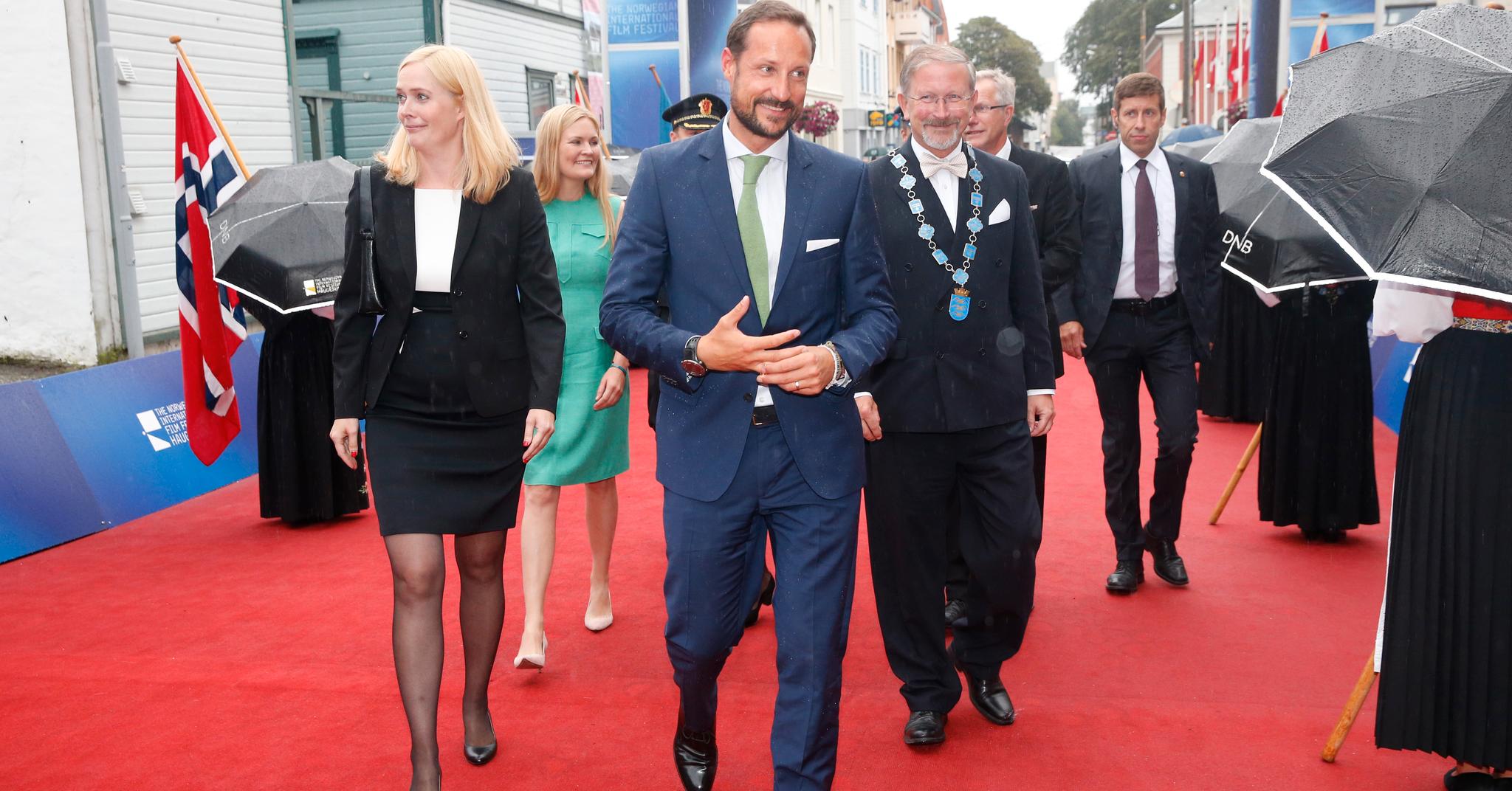 De norske filmfestivalene er svært bekymret for at statsstøtten de får kan bli kuttet ytterligere. Her kronprins Haakon under åpningen av filmfestivalen i Haugesund i august 2015, flankert av festivaldirektør Tonje Hardersen (til venstre) og daværende ordfører i Haugesund, Petter Steen jr. (til høyre).