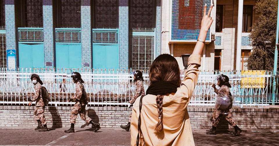 En iransk kvinne viser sin motstand mot Basij-militsen.
