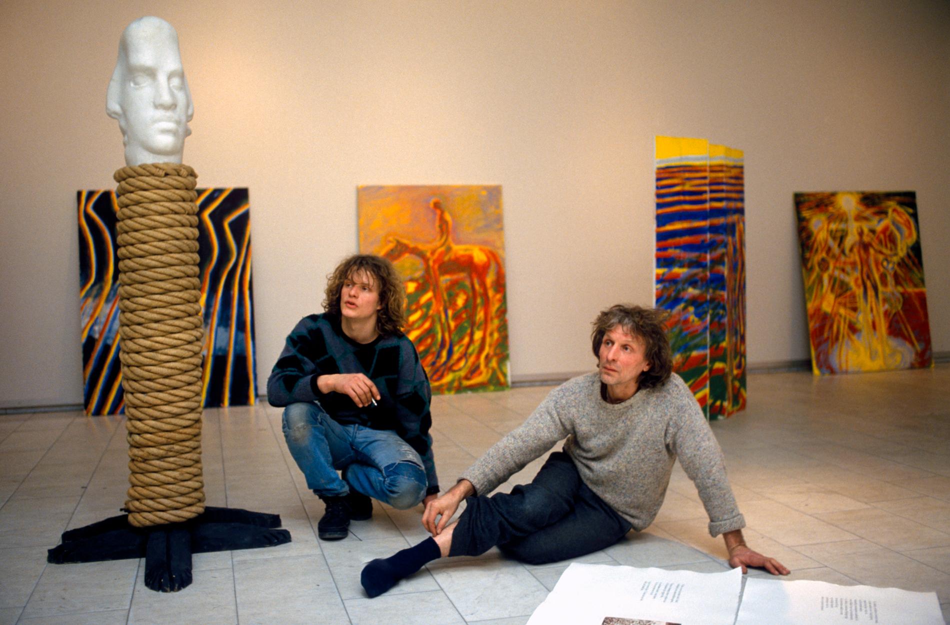 Billedkunstnerne Frans Widerberg og sønnen Nico Widerberg her i et arkivbilde fra 1986 med noen av kunstverkene, bilder og skulptur.
Foto Henrik Laurvik / NTB / SCANPIX