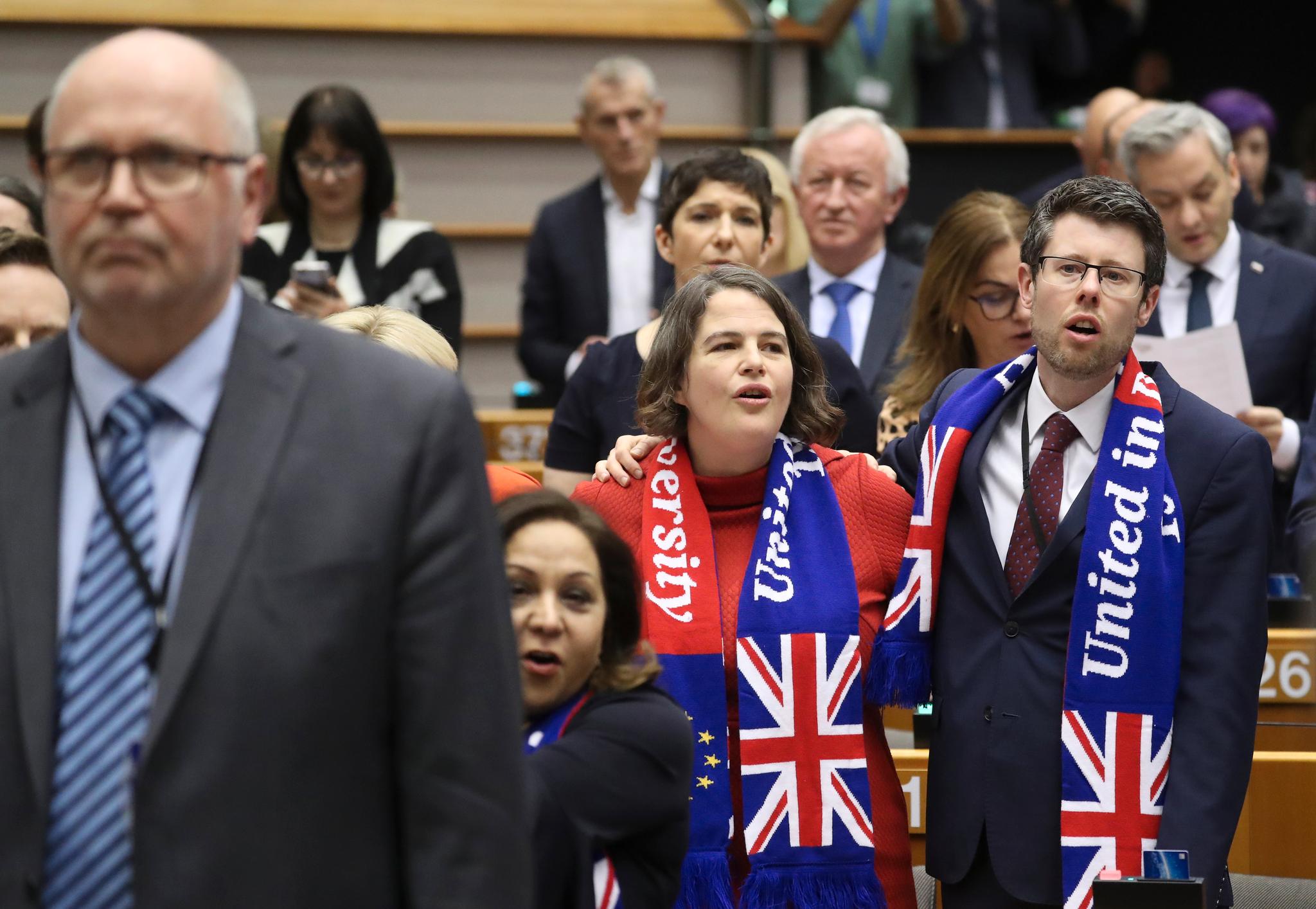 Triumferende brexit-tilhengere sang og viftet med flagg i Europaparlamentet.