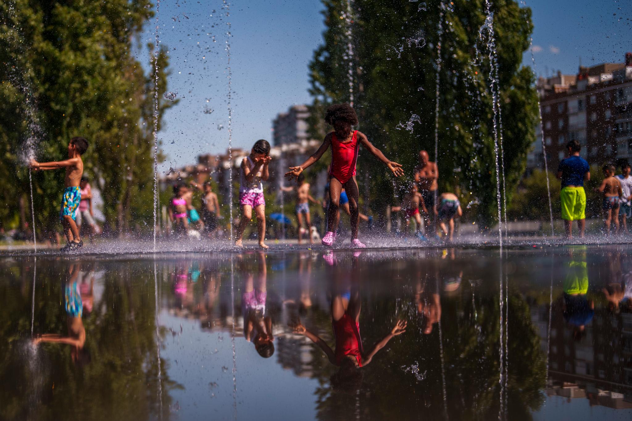 Neste uke bikker gradestokken 40 grader i Madrid. På de varme dagene i slutten av juni kjølte barna seg ned i hovedstadens fontener.