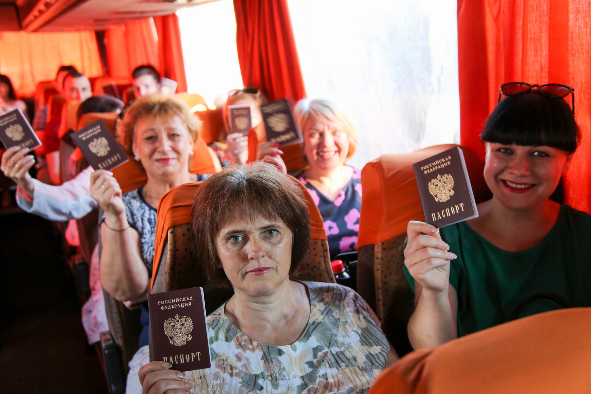 Russland skal har delt ut opptil én million russiske pass i Donetsk og Luhansk siden 2019. Lederne i de to utbryterregionene varslet fredag masseevakuering av sivile til Russland. Dette bildet er fra 2019 da mange krysset grensen for å avgi stemme i det russiske valget.