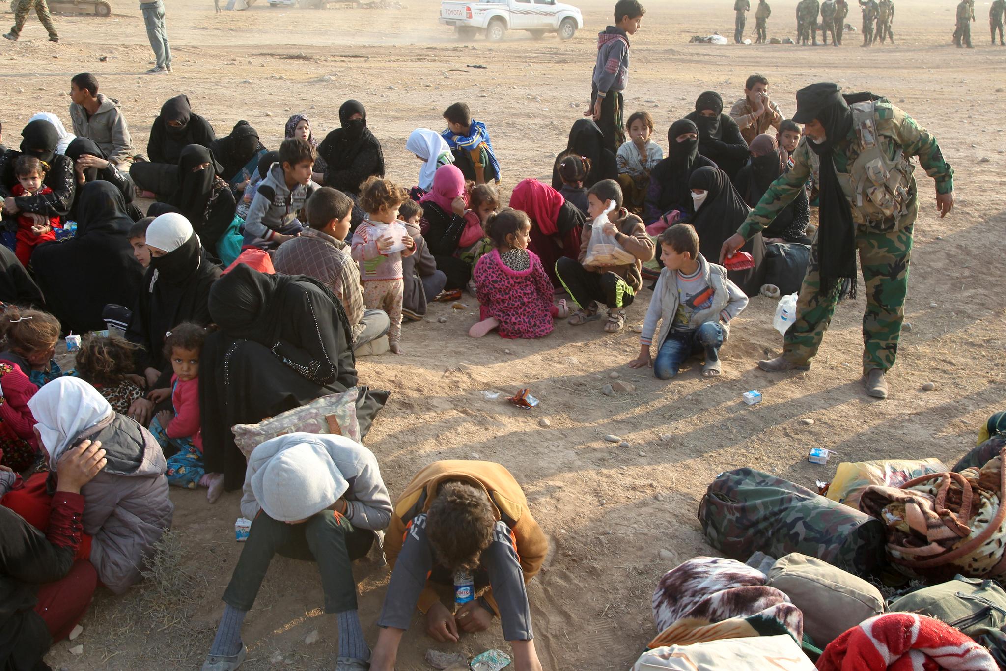 Mennesker som har flyktet fra kampene i Mosul fotografert sør for byen 29. oktober.