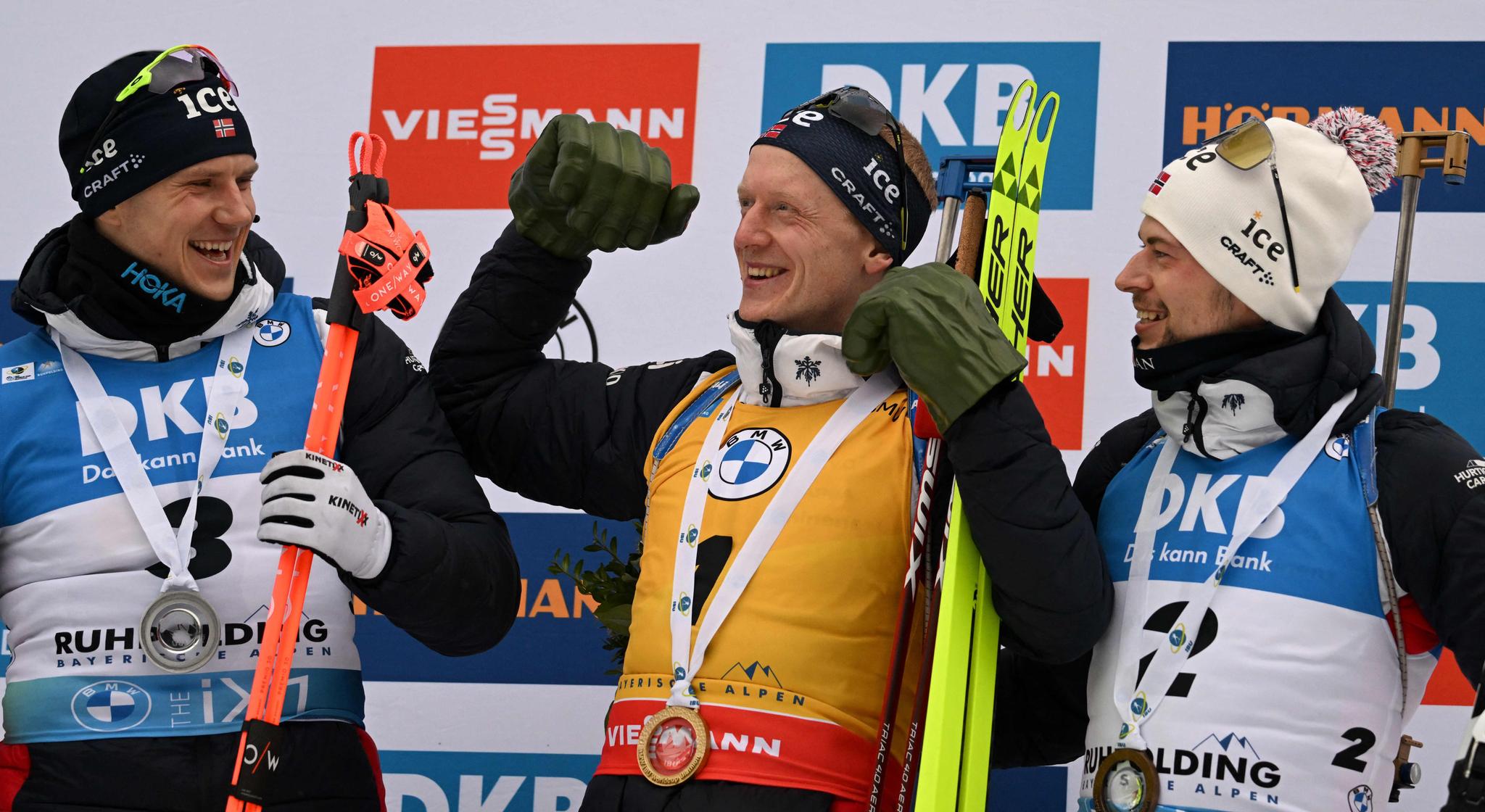 PALLEN: Johannes Thingnes Bø (i midten) vant søndagens fellesstart foran landsmennene Vetle Sjåstad Christiansen (t.v.) og Sturla Holm Lægreid (t.h.). Tarjei Bø ble nummer fire i den norske storeslemmen.