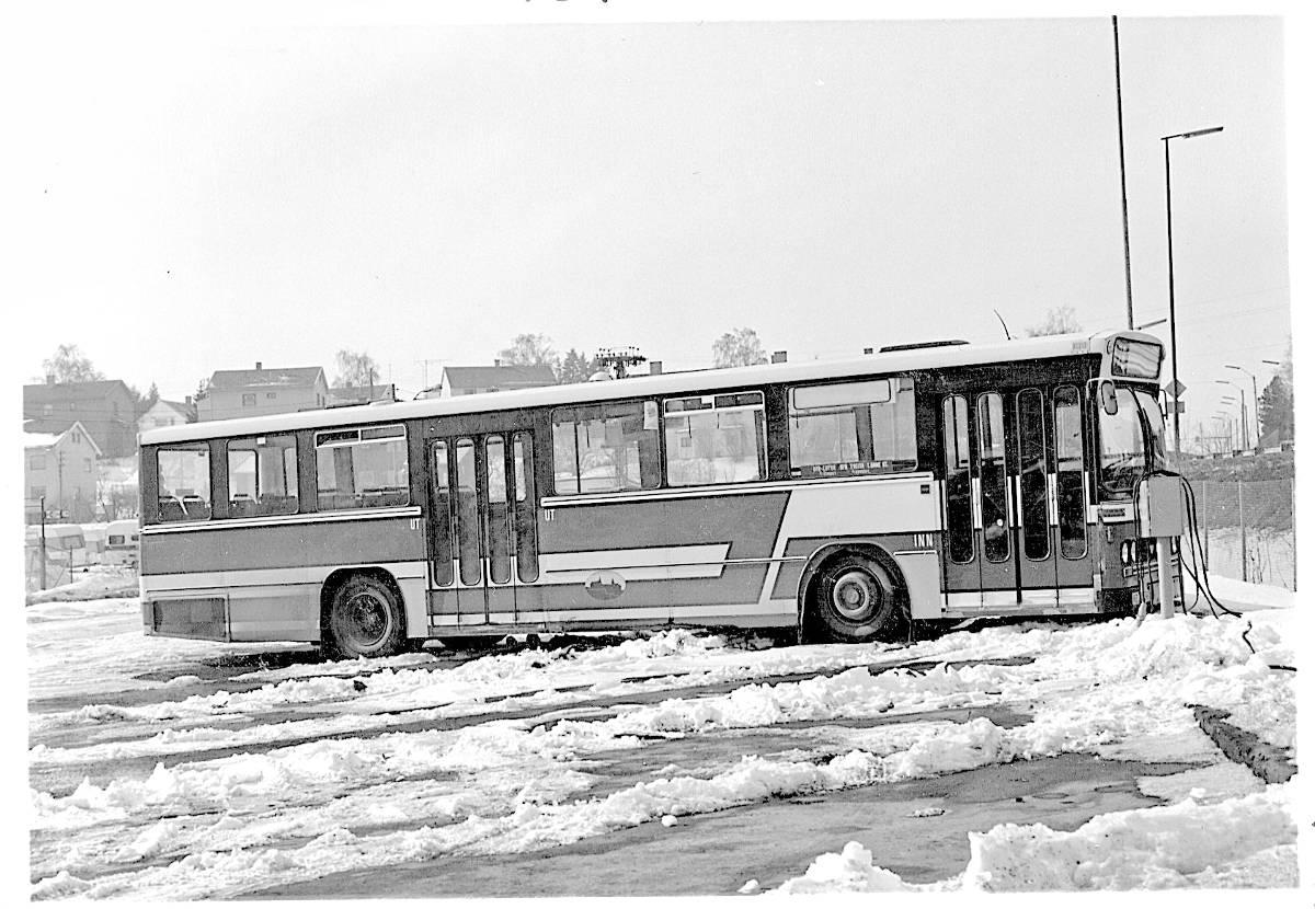 Det rustes til krig mot snikere i 1977. Oslo Sporveier har skaffet seg en billettkontrollbuss. Dette var en demonstrasjonsvogn, som sto på Alnabru i påvente av billettkontroll. Se flere historiske oslofoto på www.oslobilder.no.
