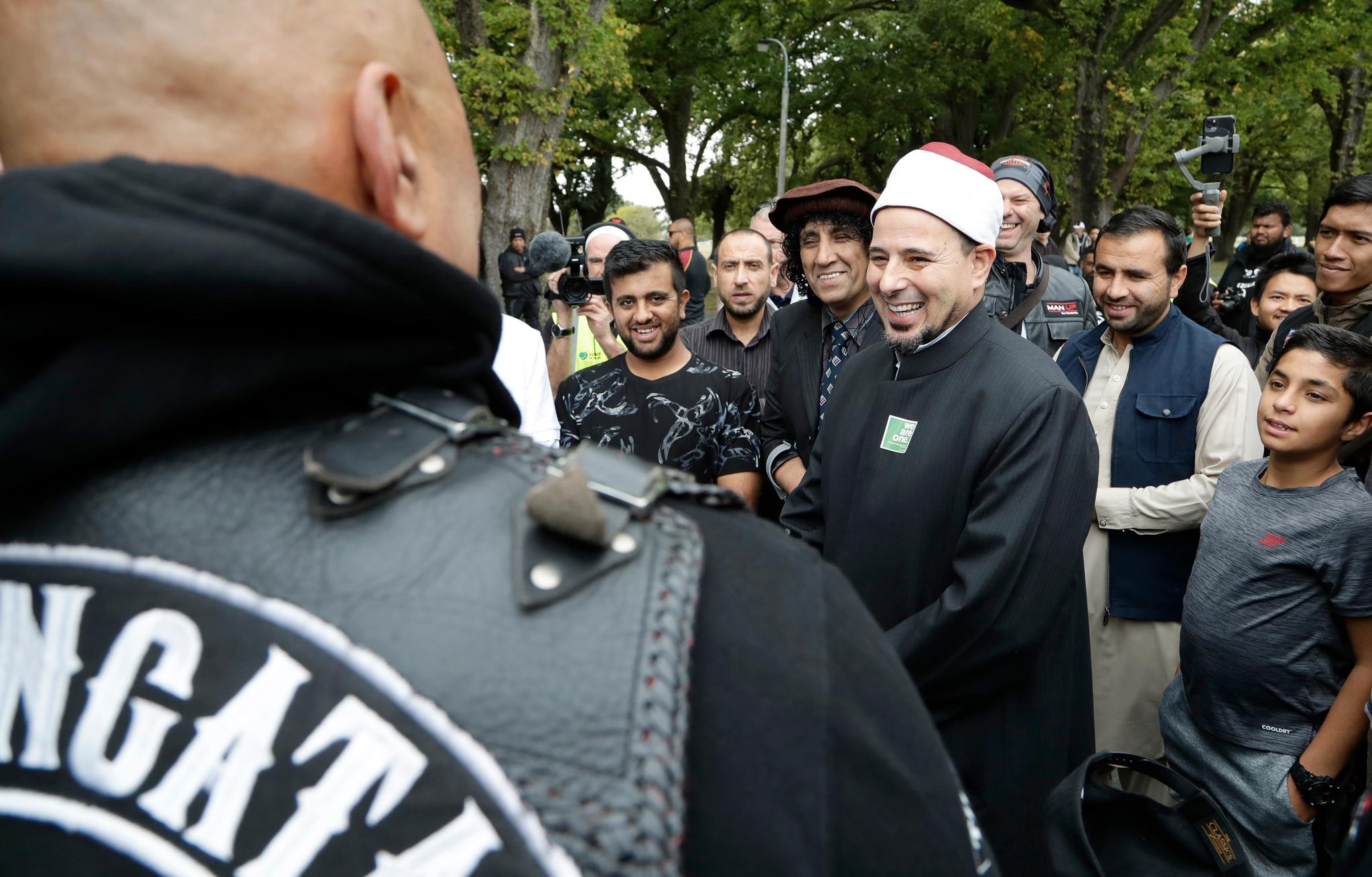 Imam Gamal Fouda ønsker medlemmer av motorsykkelklubben Tu Tangata velkommen til moskeen i Christchurch. 