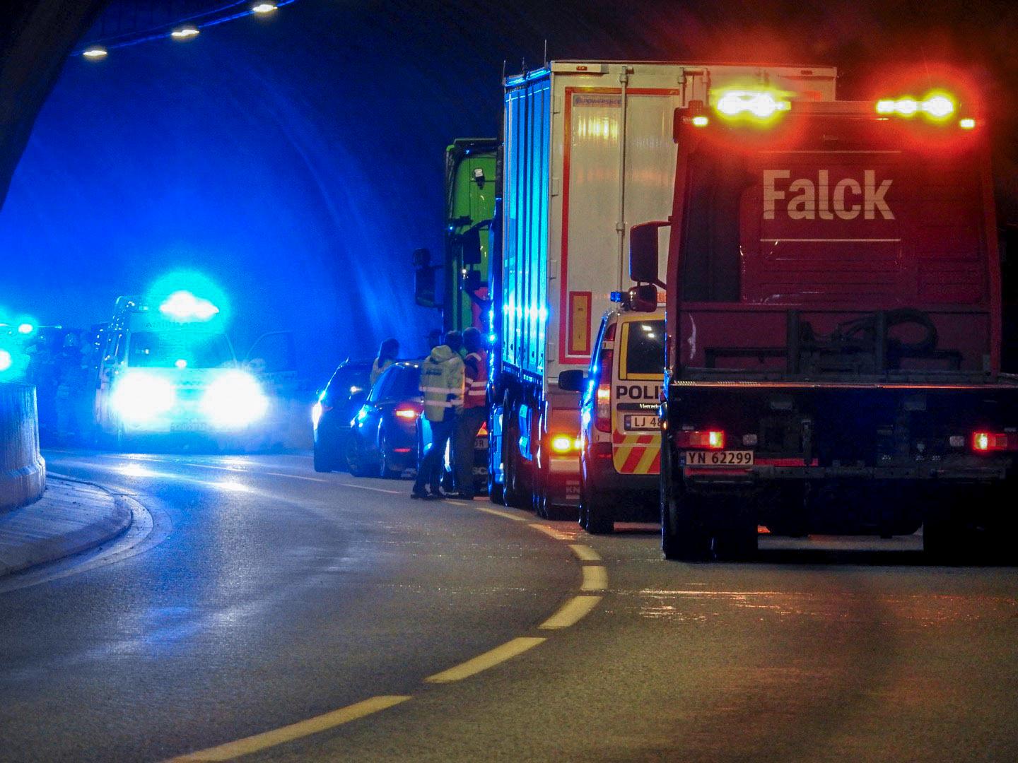 Tilstanden er kritisk for flere personer etter at to biler frontkolliderte inne i Leirviktunnelen på E6 i Nordland.
Foto: Fritz Hansen / Fremover / NTB scanpix
