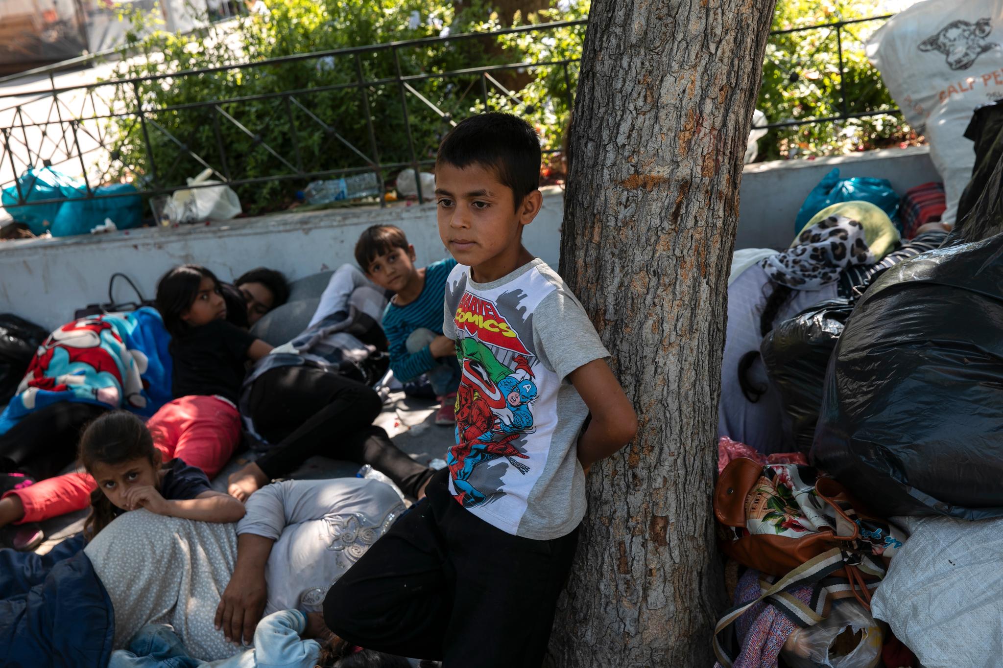 Migranter fra Moria-leiren har slått seg til i en park i Athen.