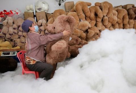 Om teddybjørnprodusentene i Kina har en ekstra travel måned på grunn av den internasjonale teddybjørndagen, er uvisst. En ting er i alle fall sikkert: Det er en egen teddybjørndag i oktober.