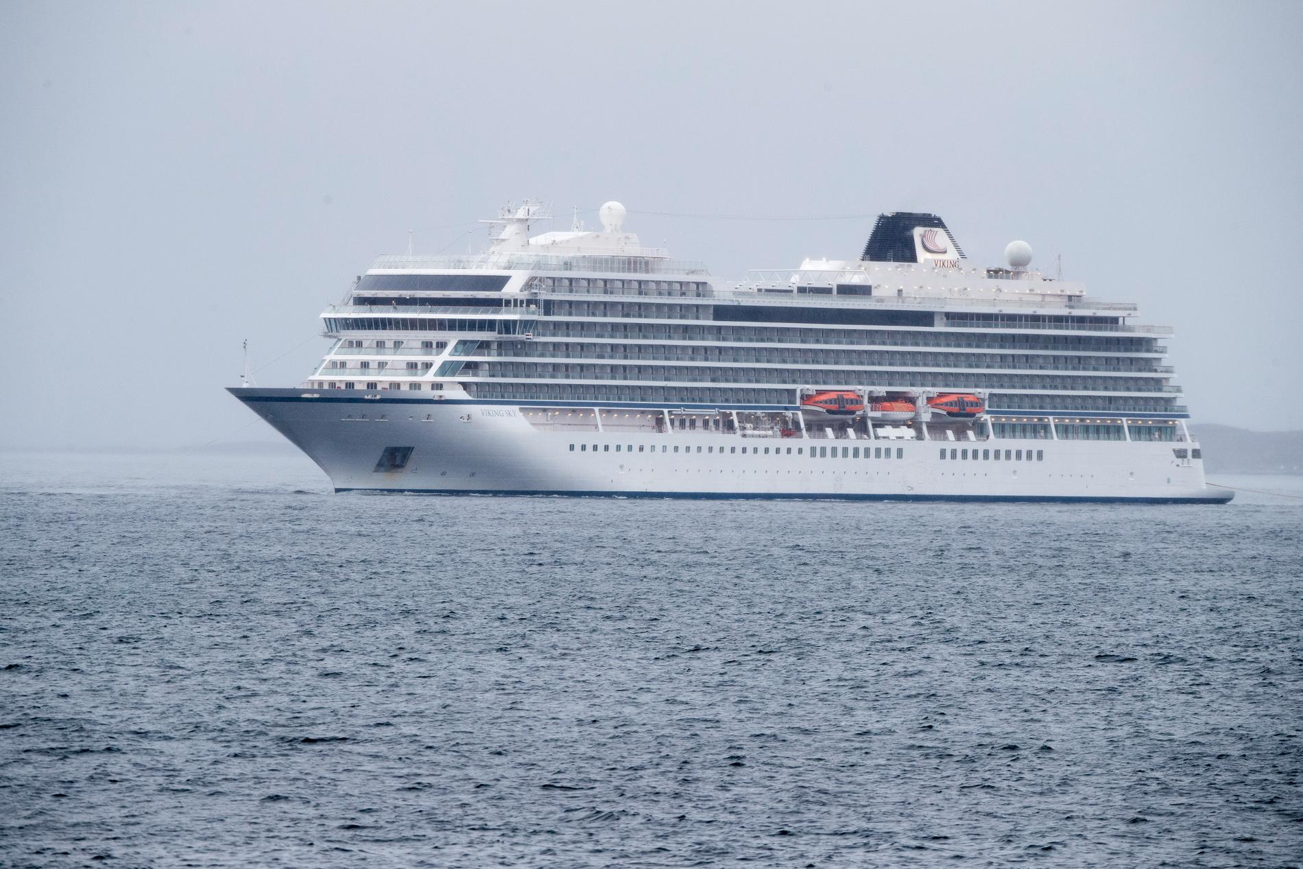 MOTORHAVARI: Cruisebåten «Viking Sky», med 1300 personer inkludert mannskap om bord, fikk lørdag motorhavari i kraftig uvær på Hustadvika, men det er langt fra det største skipet som trafikkerer norskekysten. 