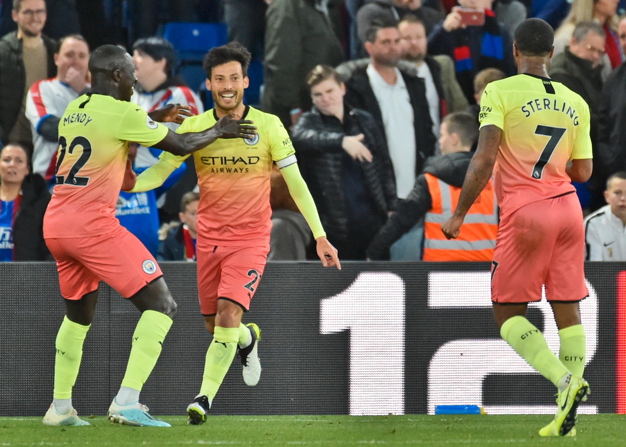 David Silva (i midten) banket inn 2–0 for Manchester City etter et nydelig angrep av bortelaget. 