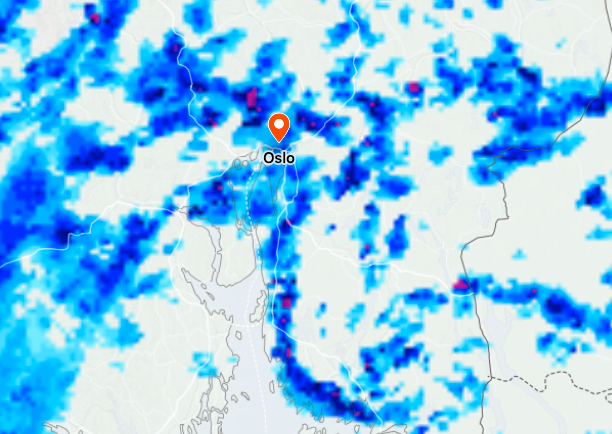 På dette radarbildet på Yr.no ser man de mange, kraftige regnbygene over Østlandet.