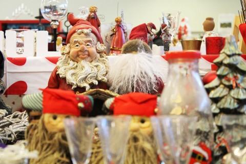 Daglig leder ved Fretex i Sandnes sier at folk aldri går lei julepynt. Da Fretex åpnet avdelingen onsdag, forsvant fem paller med pynt.